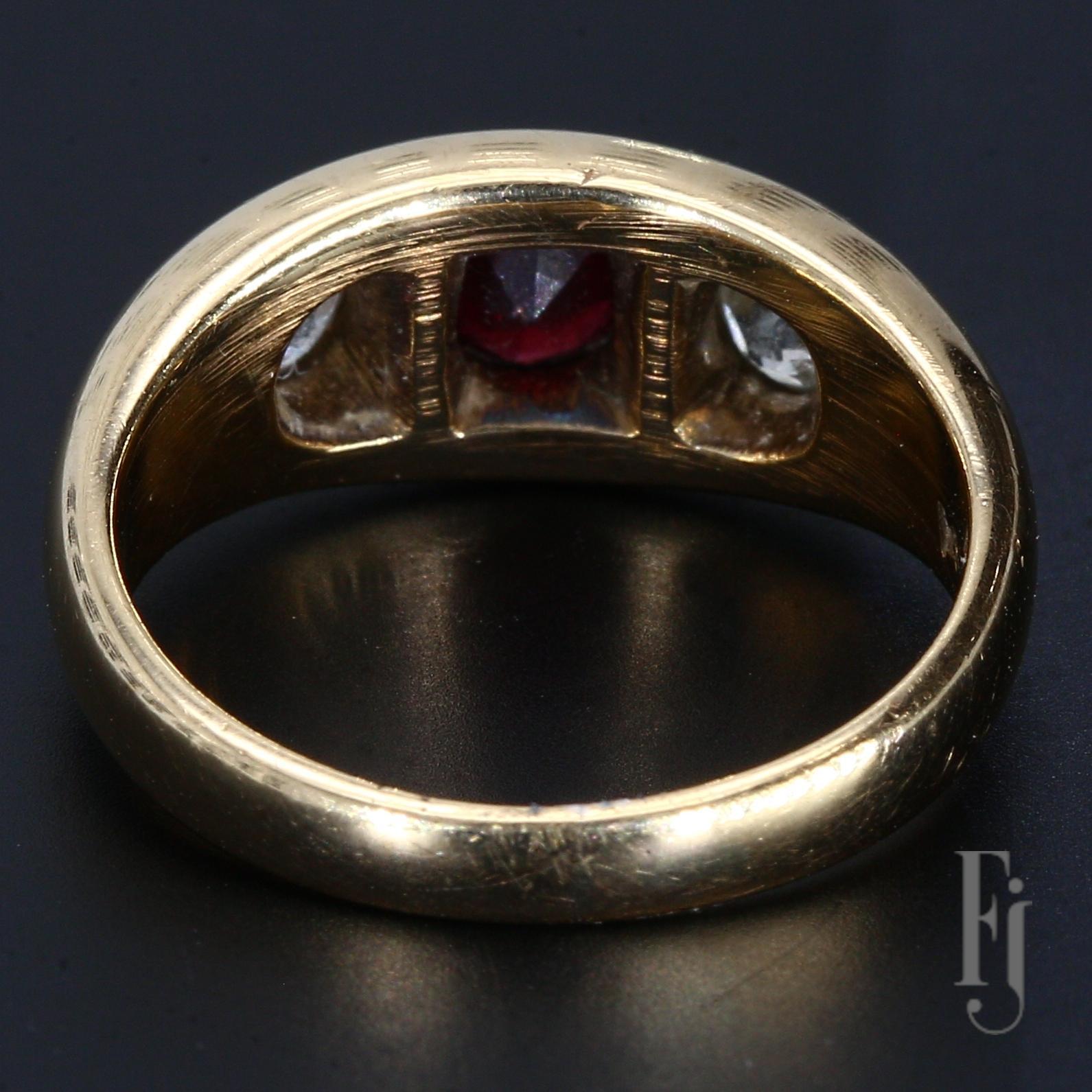 Taille ronde 14k Yellow Gold Ring with Red Garnet Center & Two Bezel Set Diamonds - Size 6.25 en vente