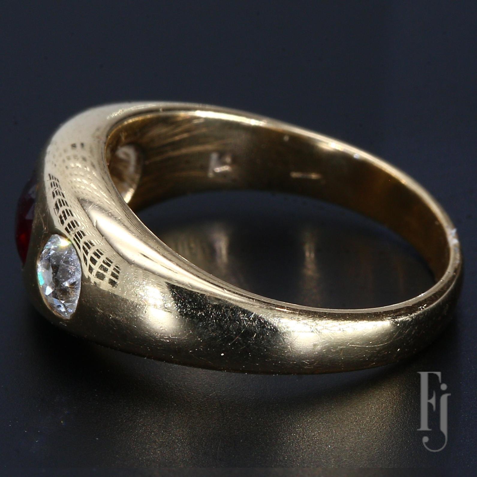 14k Yellow Gold Ring with Red Garnet Center & Two Bezel Set Diamonds - Size 6.25 État moyen - En vente à Scottsdale, AZ