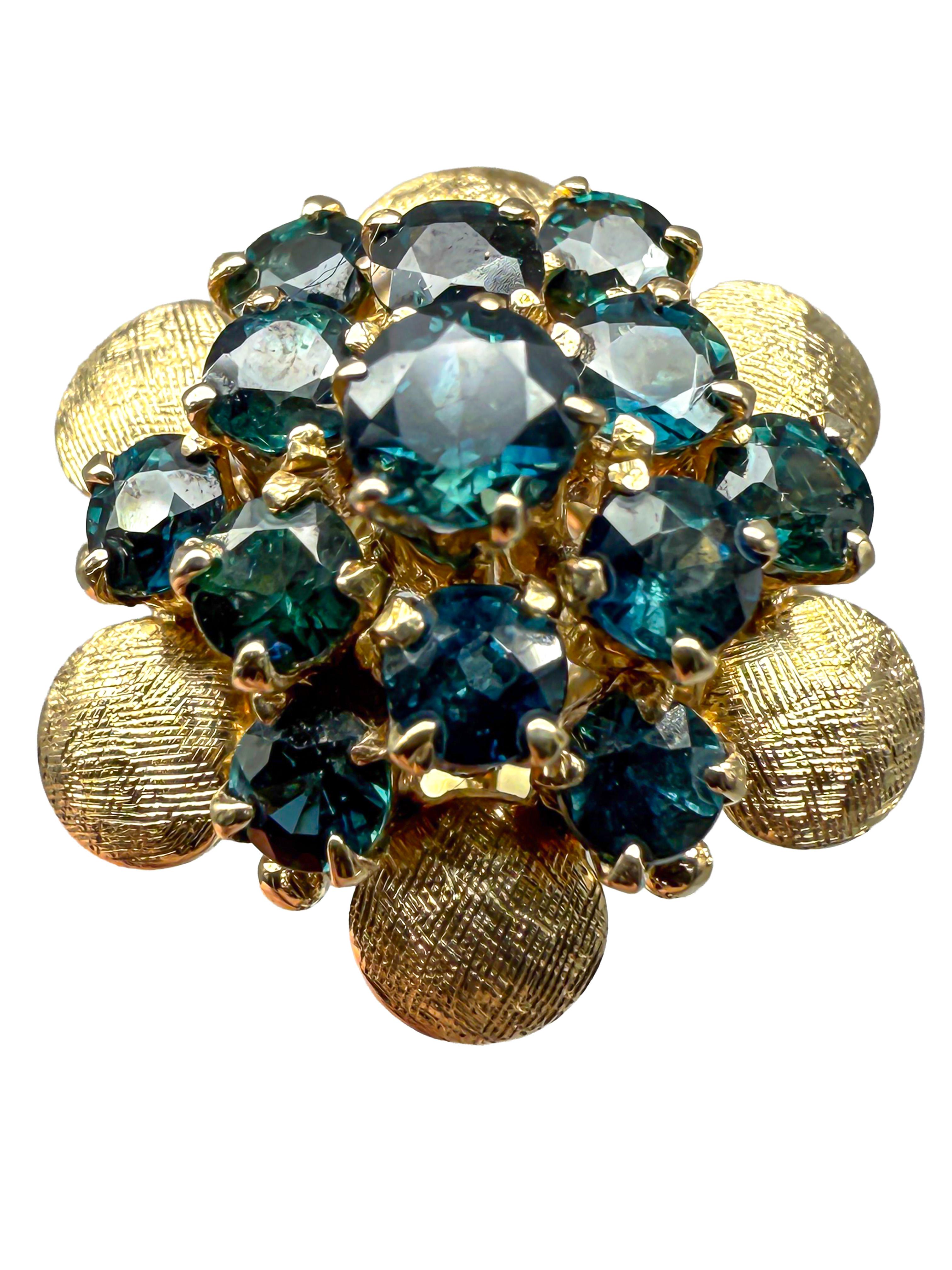 This enchanting flower-shaped ring is a true highlight for lovers of fine jewelry and extraordinary designs. Crafted from 14-karat yellow gold, it impresses with its harmonious combination of shiny gold and the deep blue of the brilliant-cut