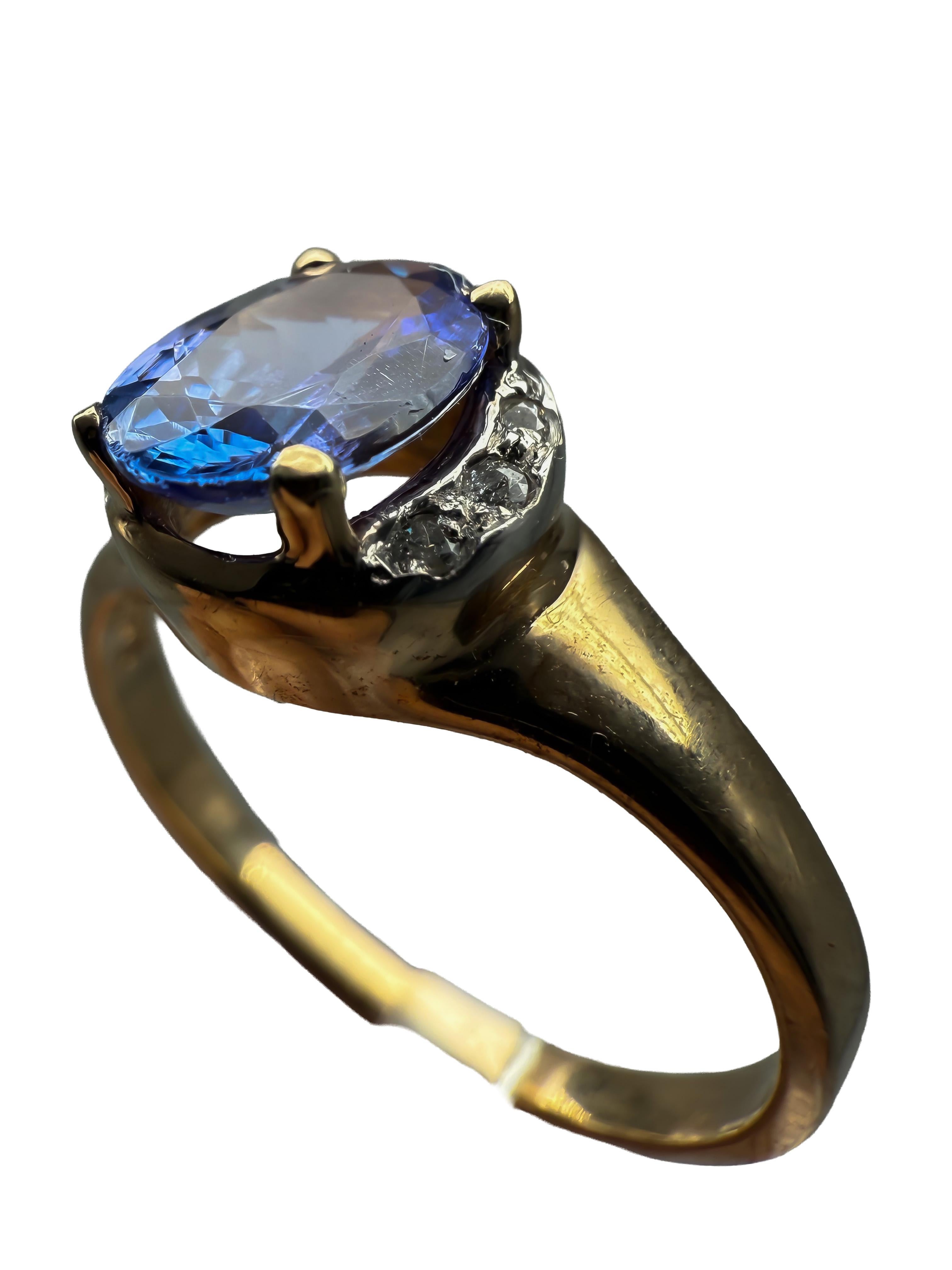Cette exquise bague en or jaune 9 carats est ornée d'une superbe tanzanite naturelle, qui met en valeur les riches teintes bleu-violet de la pierre précieuse. La tanzanite est taillée dans une forme ovale élégante et est solidement sertie dans une