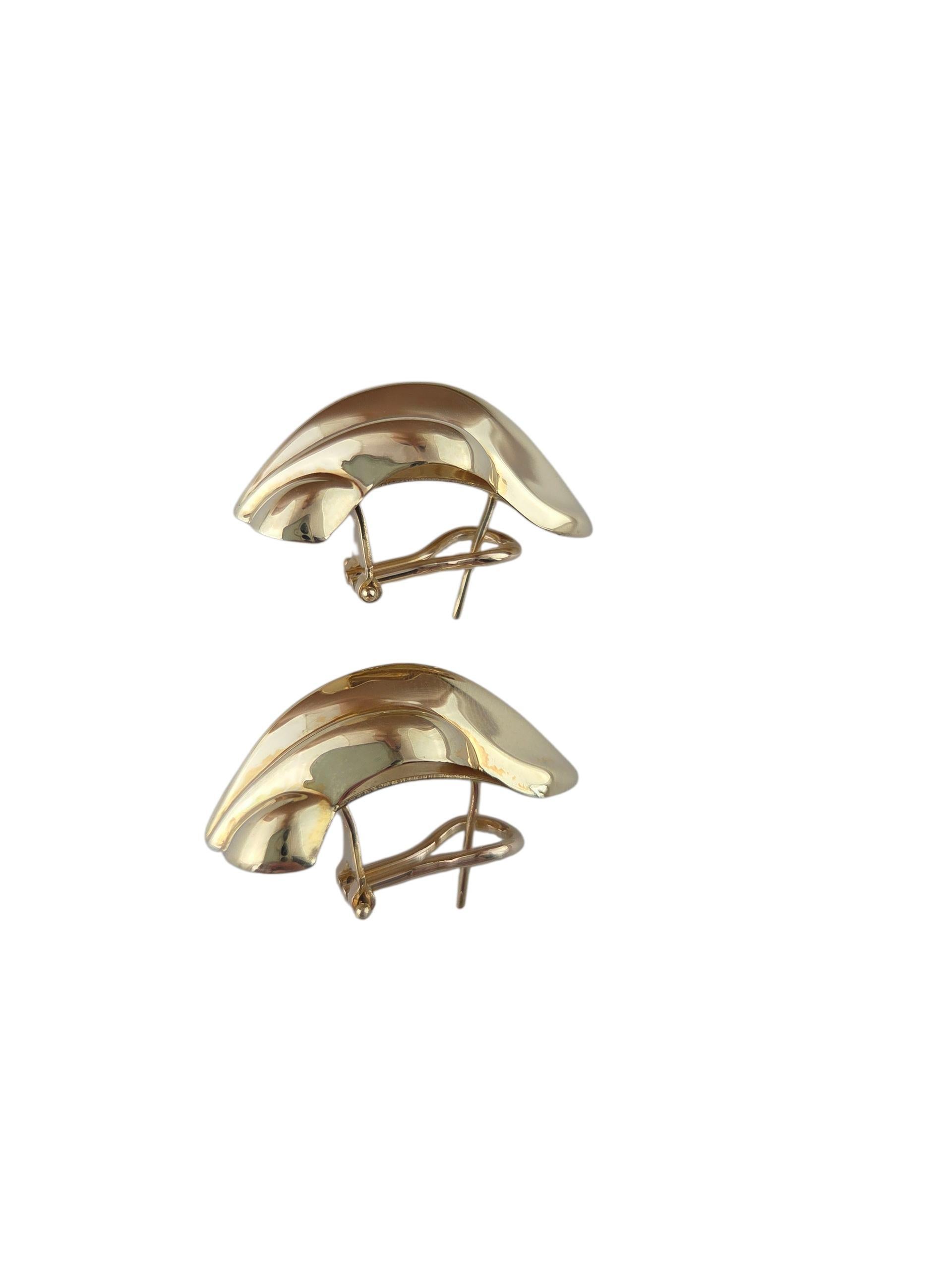 Boucles d'oreilles en or jaune 14K à motif d'ondulation

Ces élégantes boucles d'oreilles ondulées en or jaune 14k sont simples, modernes, légères et pleines de mouvement.

Hallmark : 585

Poids : 7,5g/ 4,8dwt

Taille : 30mm X 17mm X 8.7mm

Très bon