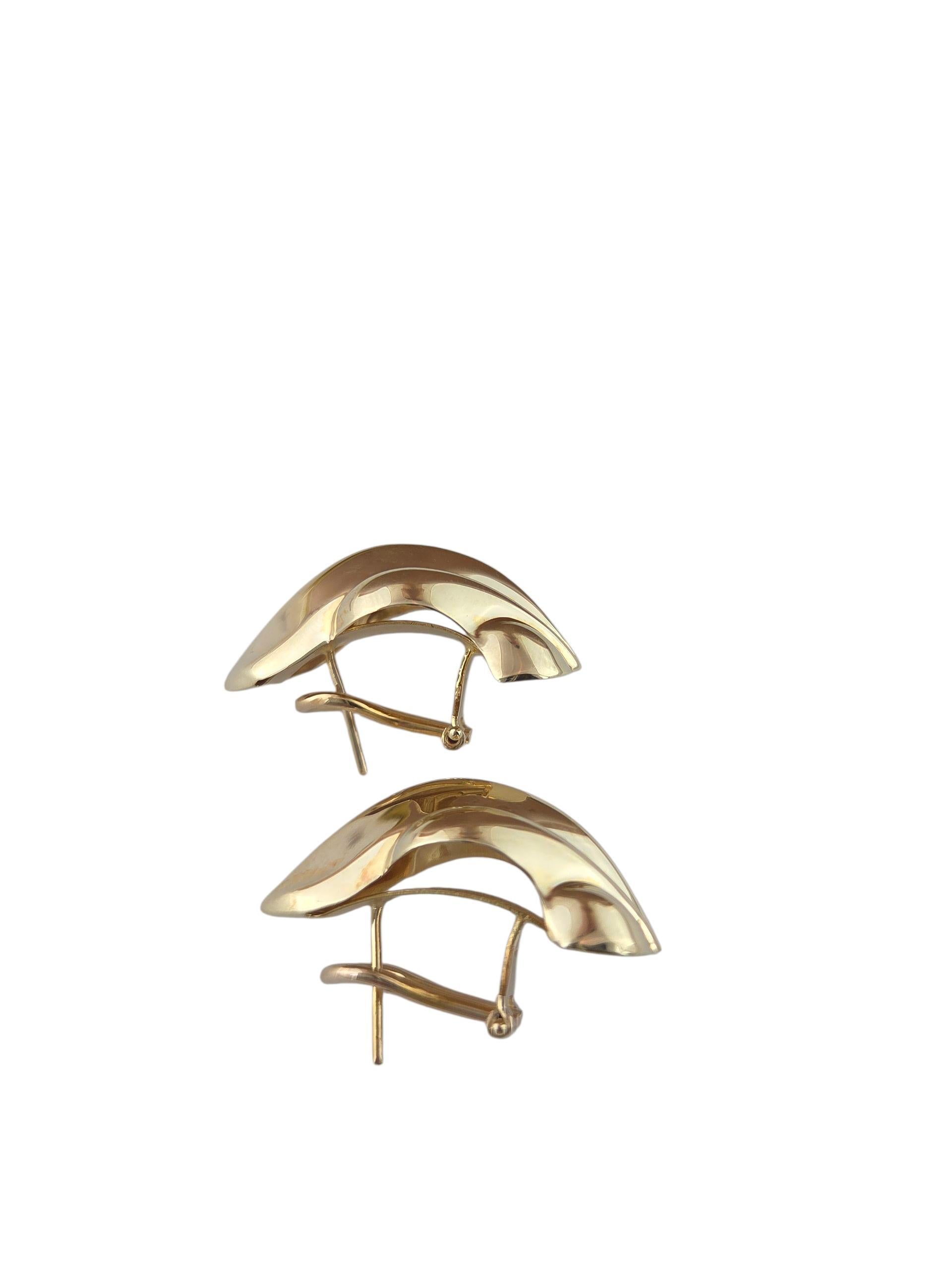 Contemporain Boucles d'oreilles en or jaune 14K à design ondulé #23648 en vente