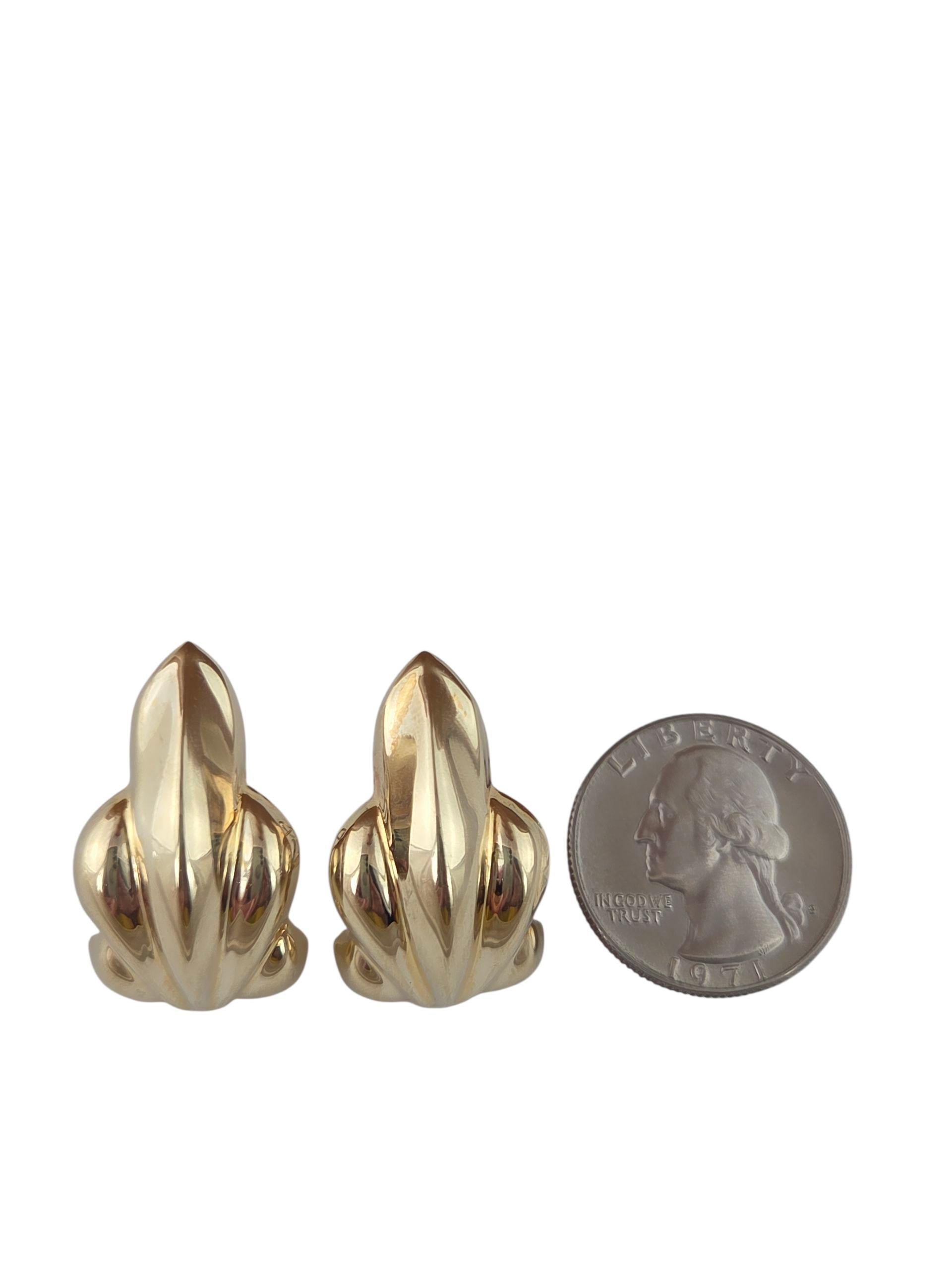 Boucles d'oreilles en or jaune 14K à design ondulé #23648 en vente 1