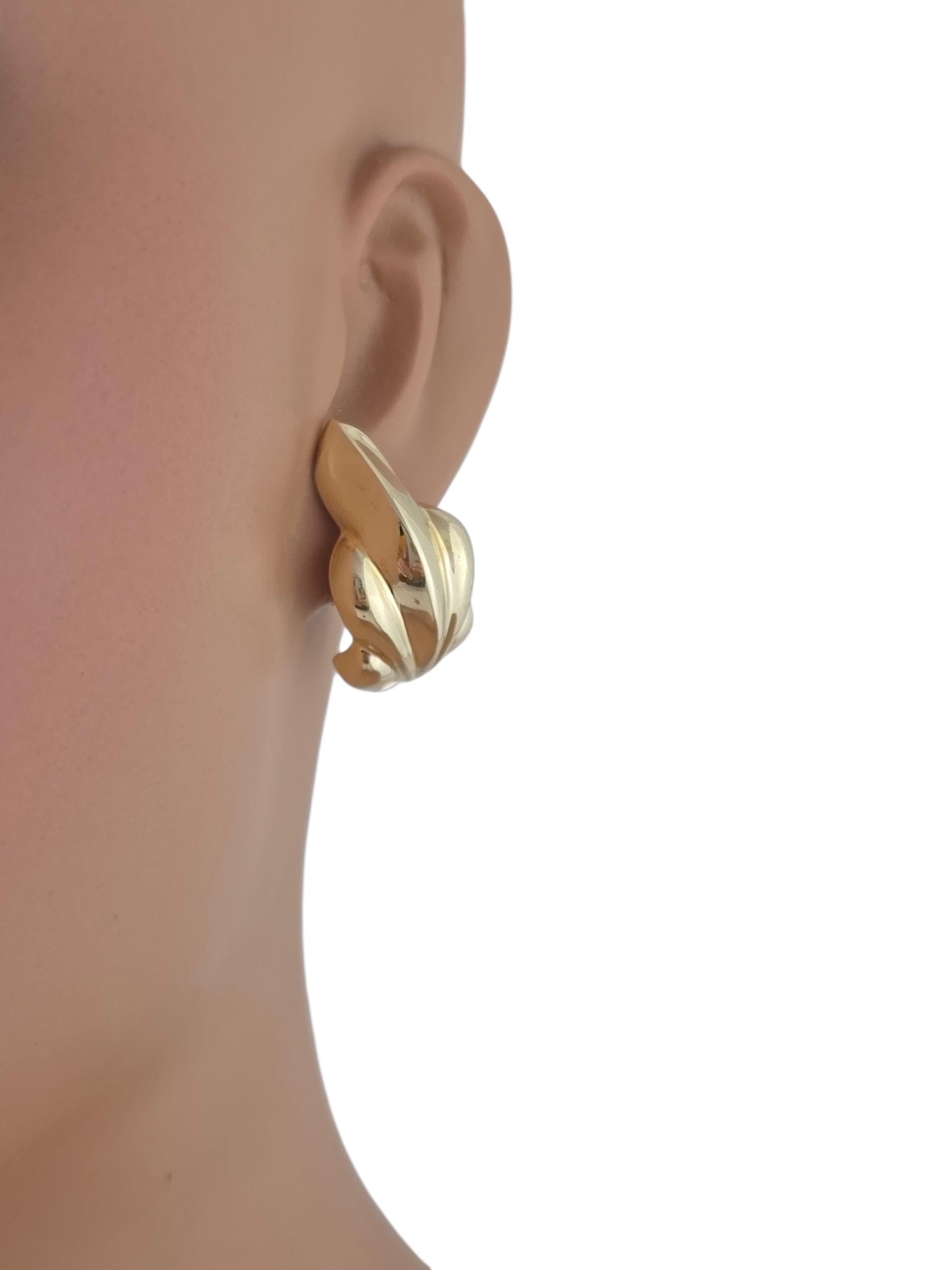 Boucles d'oreilles en or jaune 14K à design ondulé #23648 en vente 2