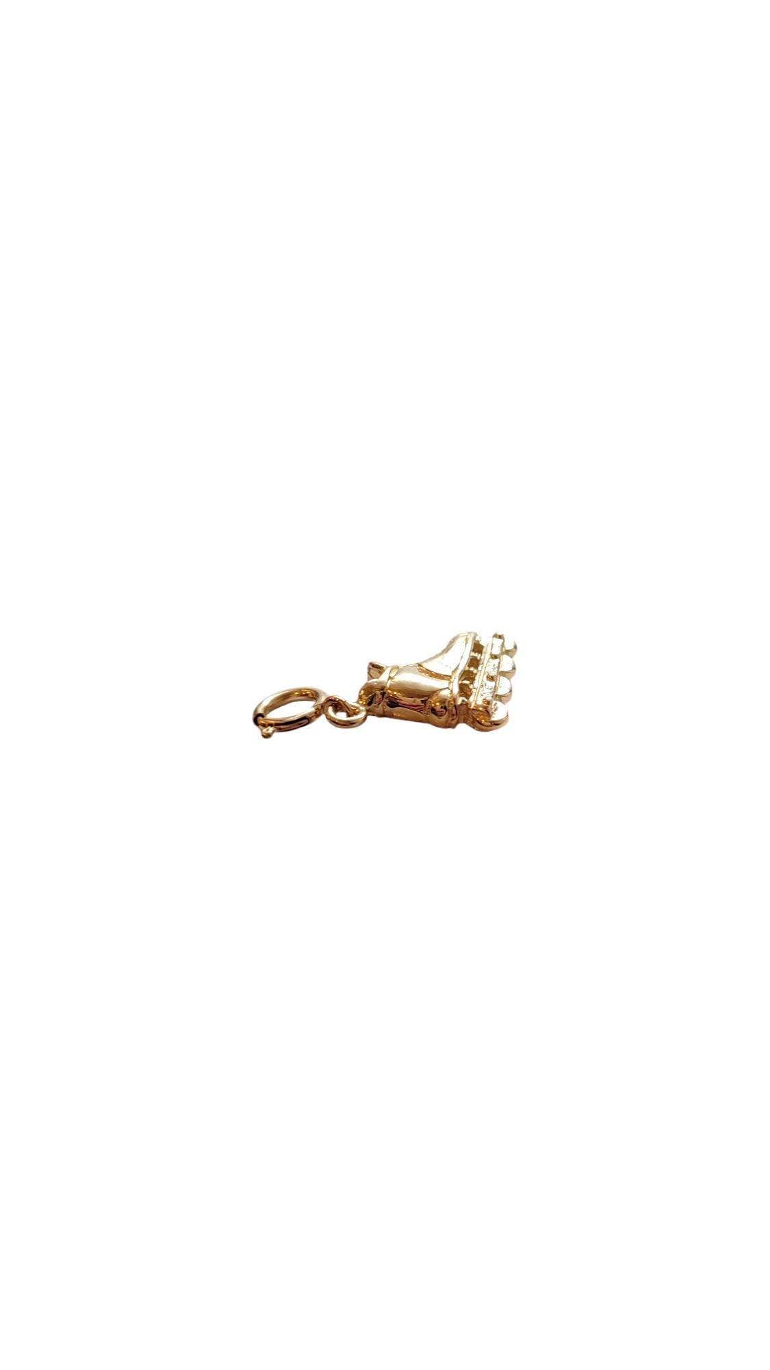 14K Yellow Gold Roller Blade Charm #21064 For Sale 1