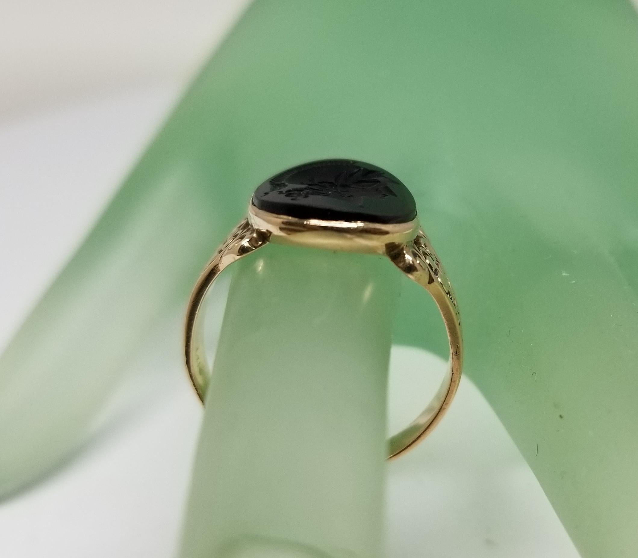 14 Karat Yellow Gold Roman Head Carved Black Onyx Ring In Excellent Condition In Los Angeles, CA