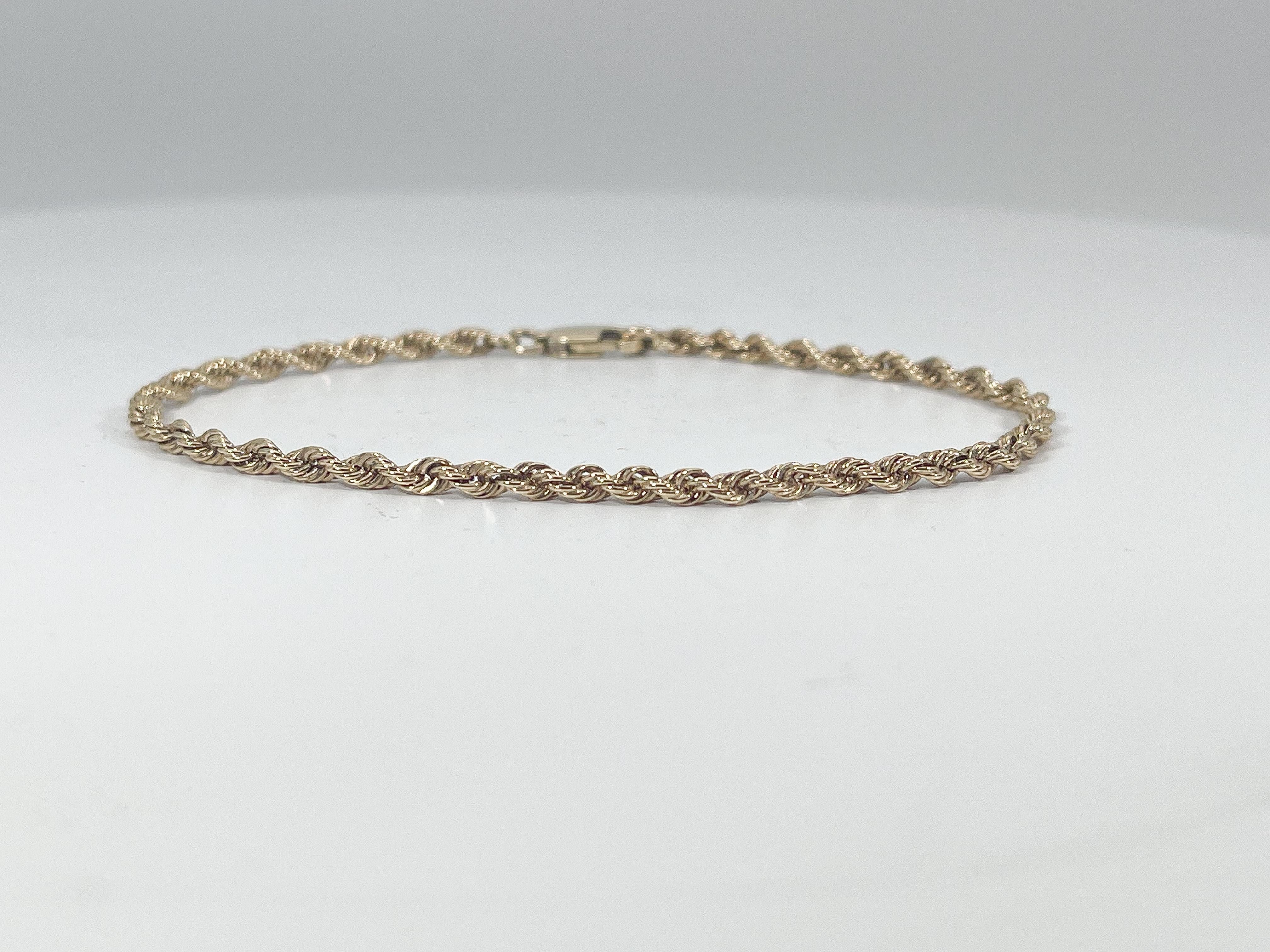 14k yellow gold rope bracelet. Has a lobster clasp, width of 2.5 mm, a length of 7.5 inches, and has a total weight of 4.84 grams.