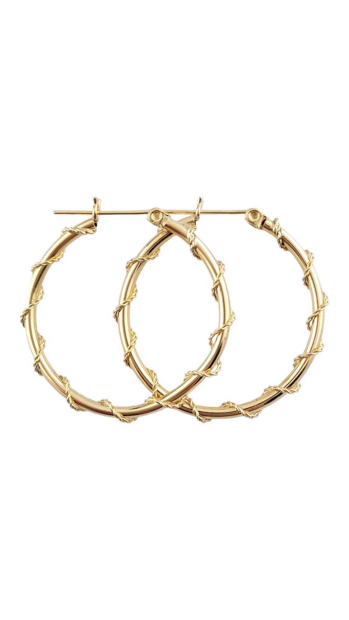 Vintage 14K Yellow Gold Hoop Earrings

This gorgeous et of 14K gold circle hoop earrings have a beautiful, twisted rope design that wraps around the hoop!

Diameter: 29.15mm 
Width: 3.15mm

Weight: 2.4 g/ 1.5 dwt

Hallmark: 14K

Very good condition,