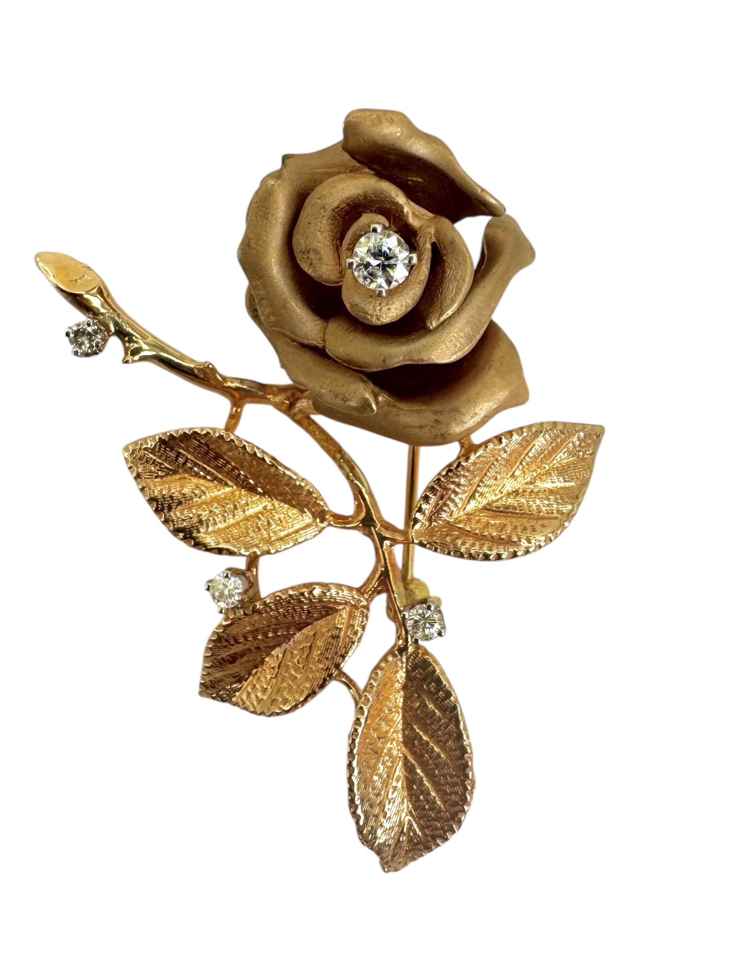 Questa elegante spilla a forma di rosa in oro giallo 14K presenta un fiore splendidamente scolpito e ornato da quattro diamanti rotondi per un totale di circa 0,042 carati. Con un peso di 25,5 grammi e una lunghezza di 2 pollici, il pezzo mostra