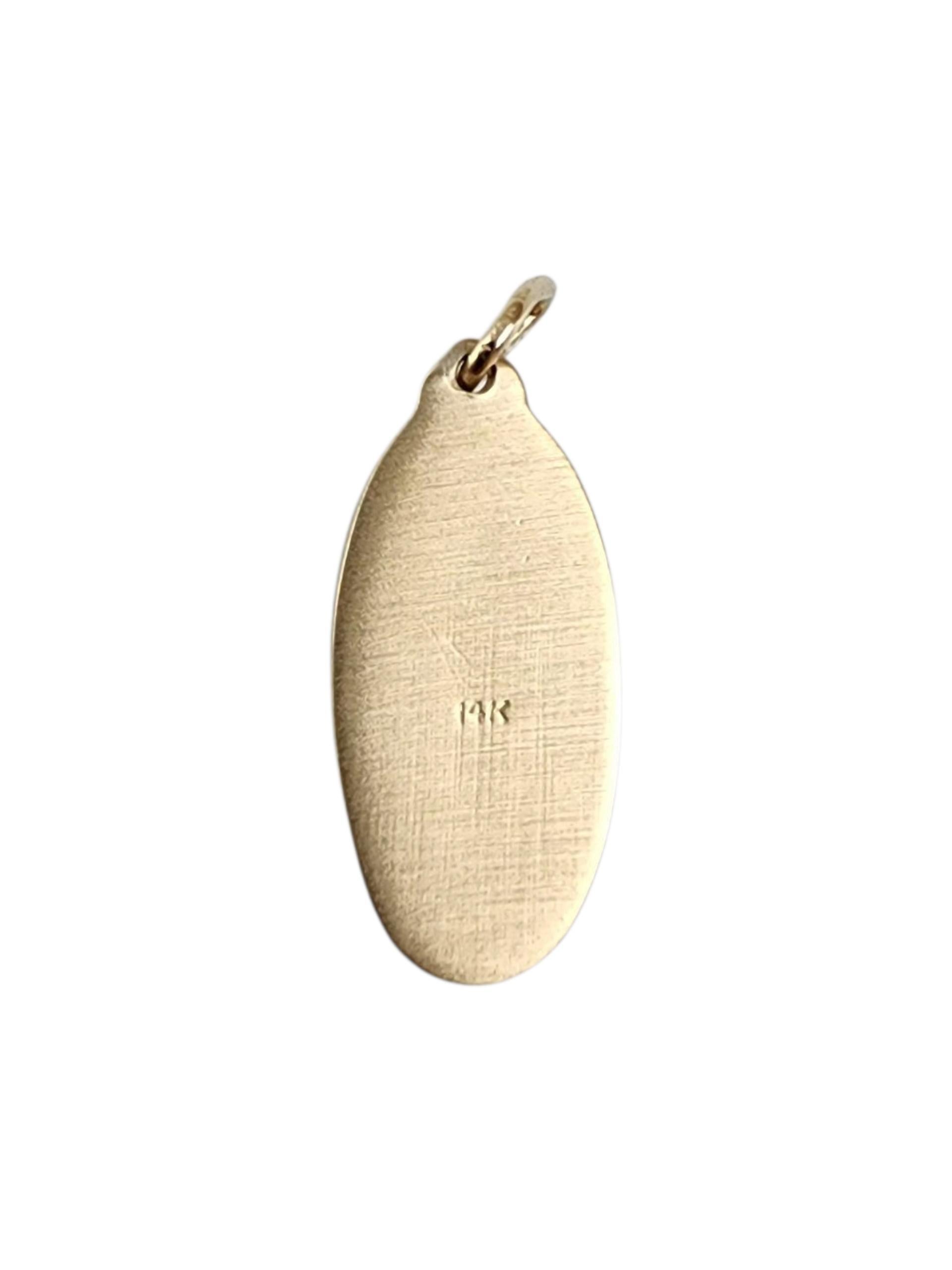 Charm per telefono rotante in oro giallo 14 carati -

Questo charm per telefono in oro giallo 14 carati è un elegante richiamo alla comunicazione vintage e alla connessione moderna. Realizzato con dettagli raffinati e una finitura lucida, dona un