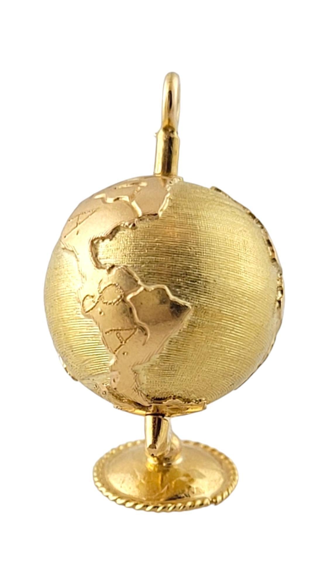 Charm en or jaune 14K pour globe terrestre de bureau rotatif

Cette adorable breloque en forme de globe est fabriquée en or jaune 14 carats avec des détails étonnants et tourne même comme un vrai globe !

Taille : 28.77mm X 20.77mm X 16.16mm

Poids