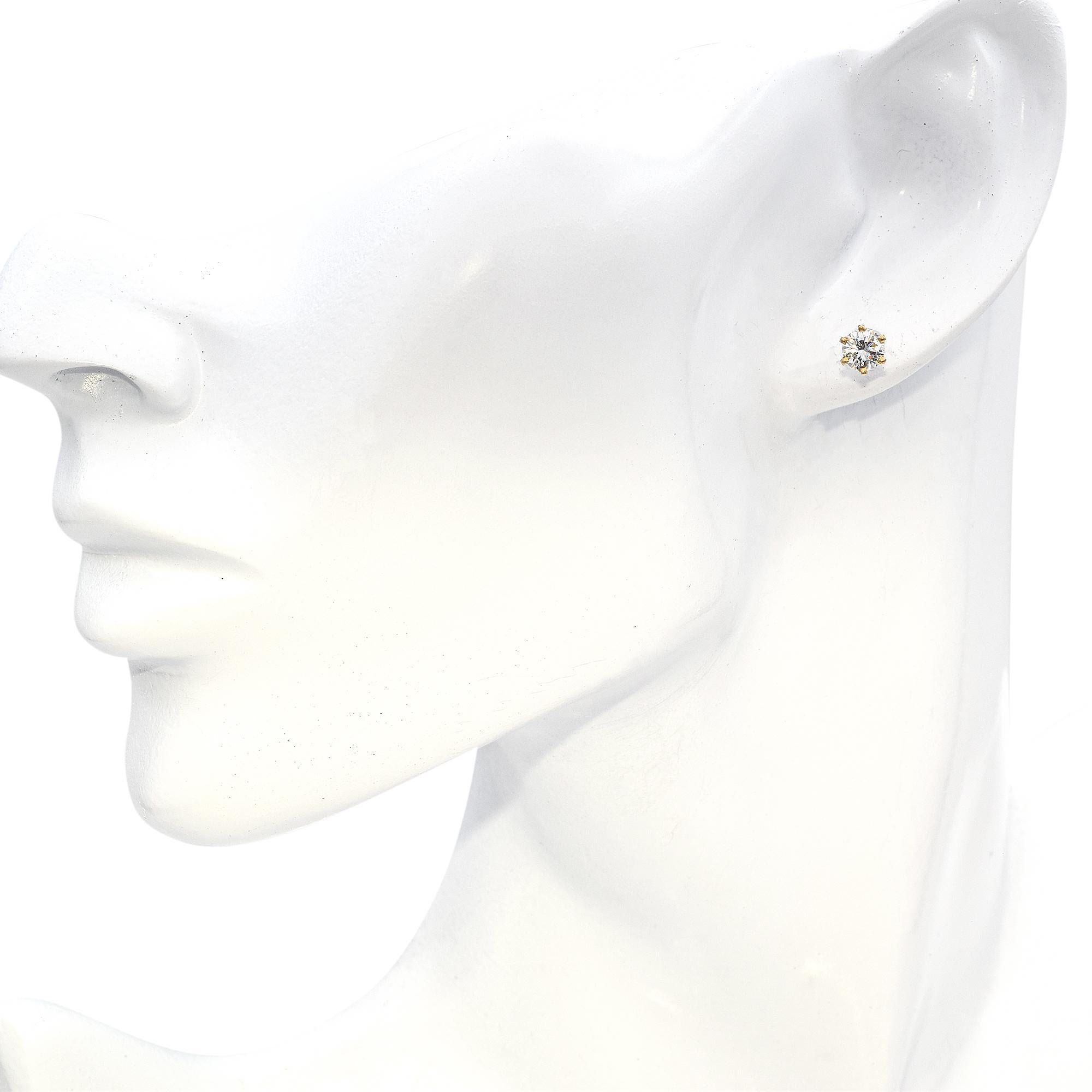Ces boucles d'oreilles en or jaune 14 carats sont ornées de magnifiques diamants blancs de taille ronde, offrant un éclat intemporel et élégant. Le design classique met magnifiquement en valeur les diamants, ce qui en fait un complément parfait à