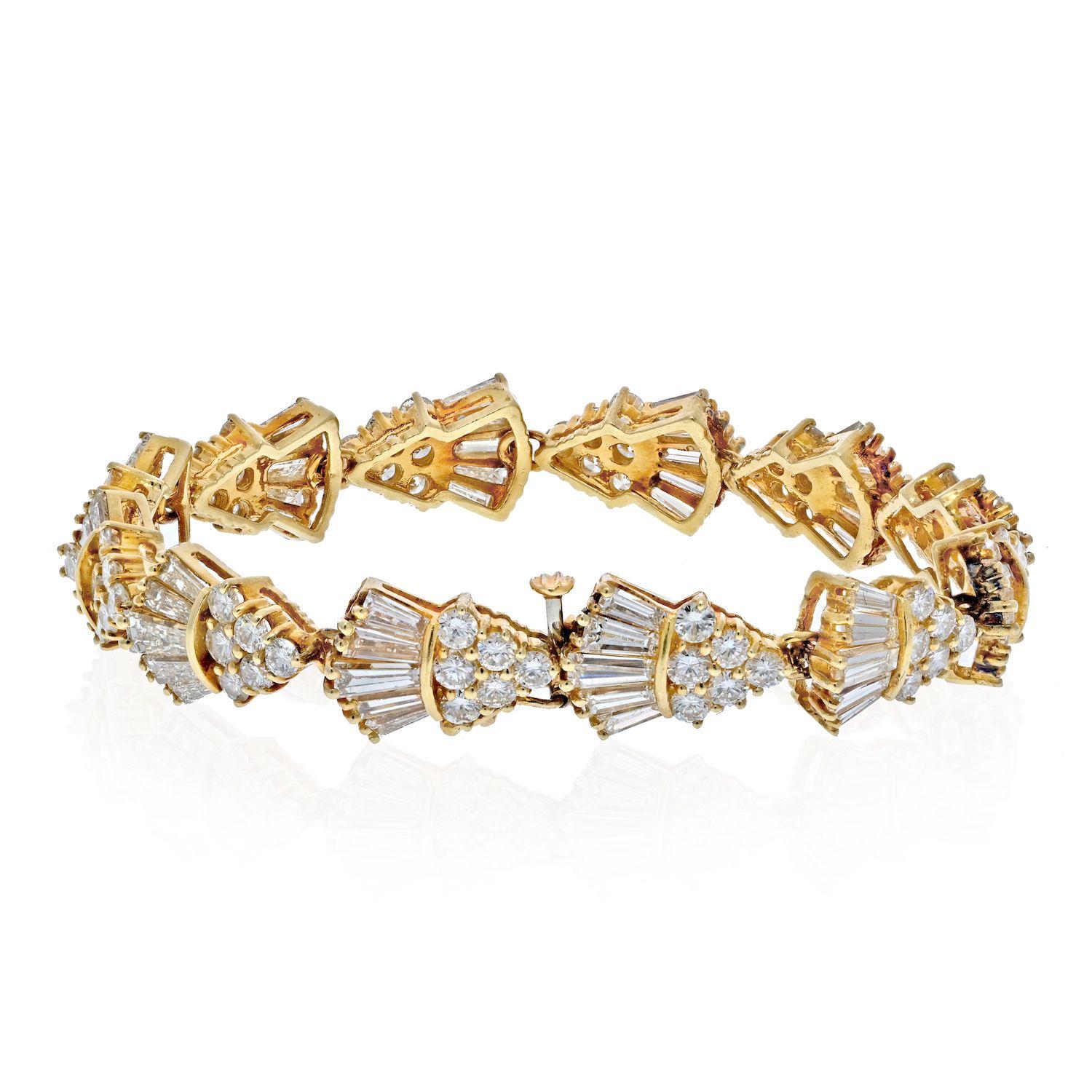 14K Yellow Gold Round And Baguette Cut 13.50 Carat Estate Bracelet In Excellent Condition For Sale In New York, NY