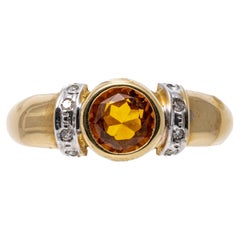 Ring aus 14 Karat Gelbgold mit runder Lünette aus Citrin und Diamant