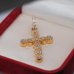 Colgante de oro amarillo de 14 quilates con diamante brillante redondo en forma de cruz