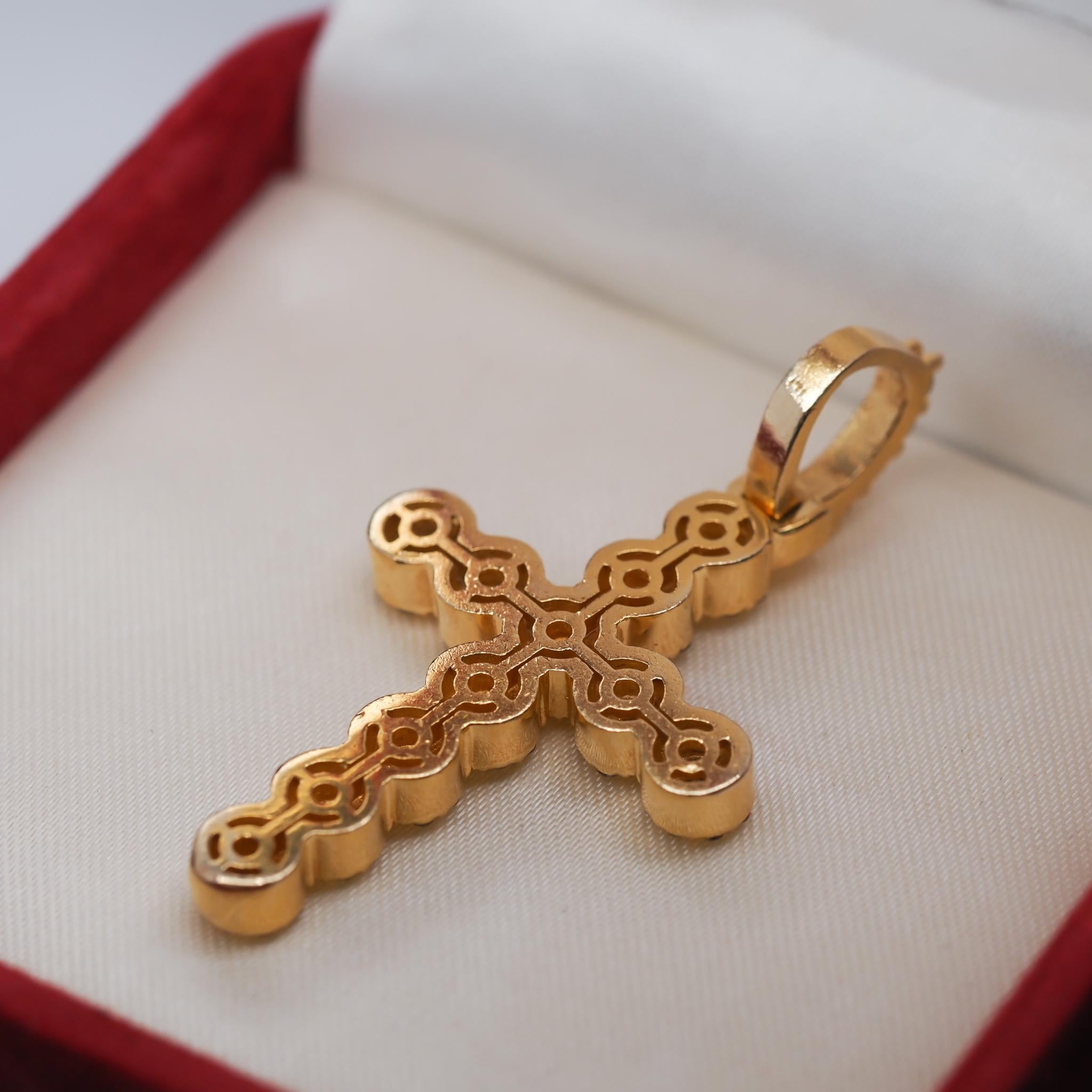 Contemporary 14k Yellow Gold Round Brilliant Diamond Cross Pendant For Sale