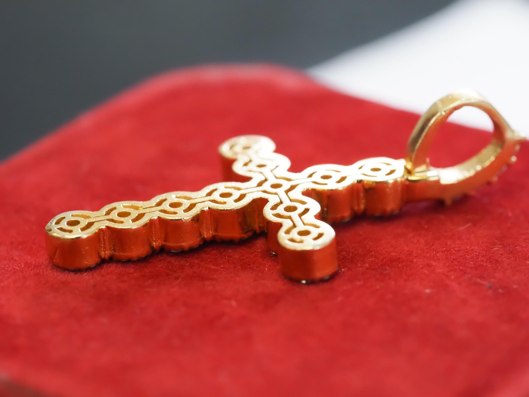 Taille ronde Pendentif croix en or jaune 14 carats avec diamants ronds et brillants en vente