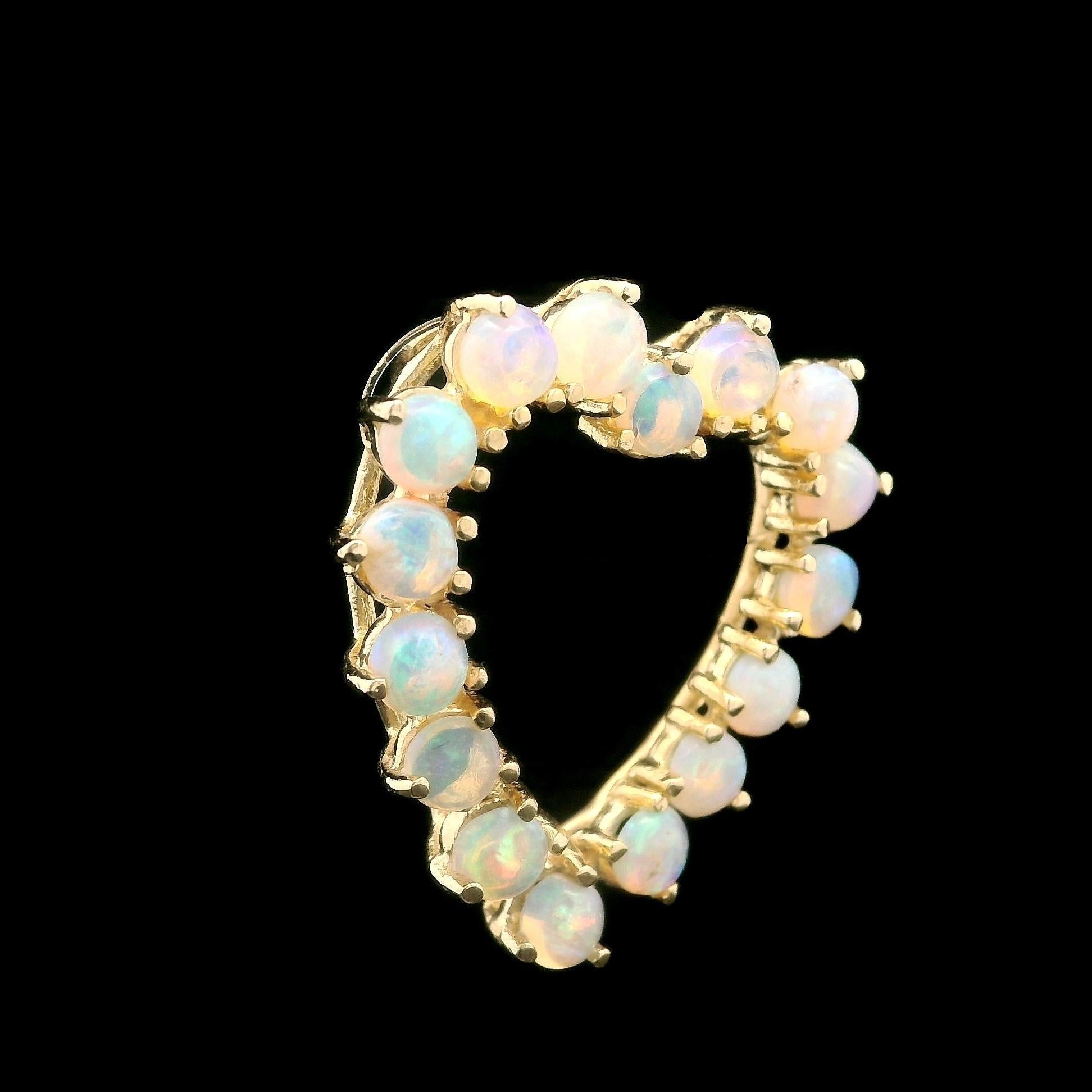 Taille cabochon Pendentif en or jaune 14k avec cabochon rond et opale en forme de coeur ouvert en vente