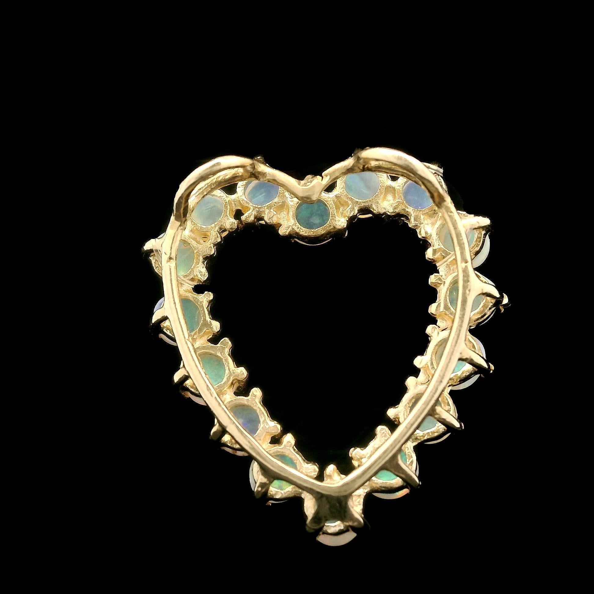 Pendentif en or jaune 14k avec cabochon rond et opale en forme de coeur ouvert Excellent état - En vente à Montclair, NJ