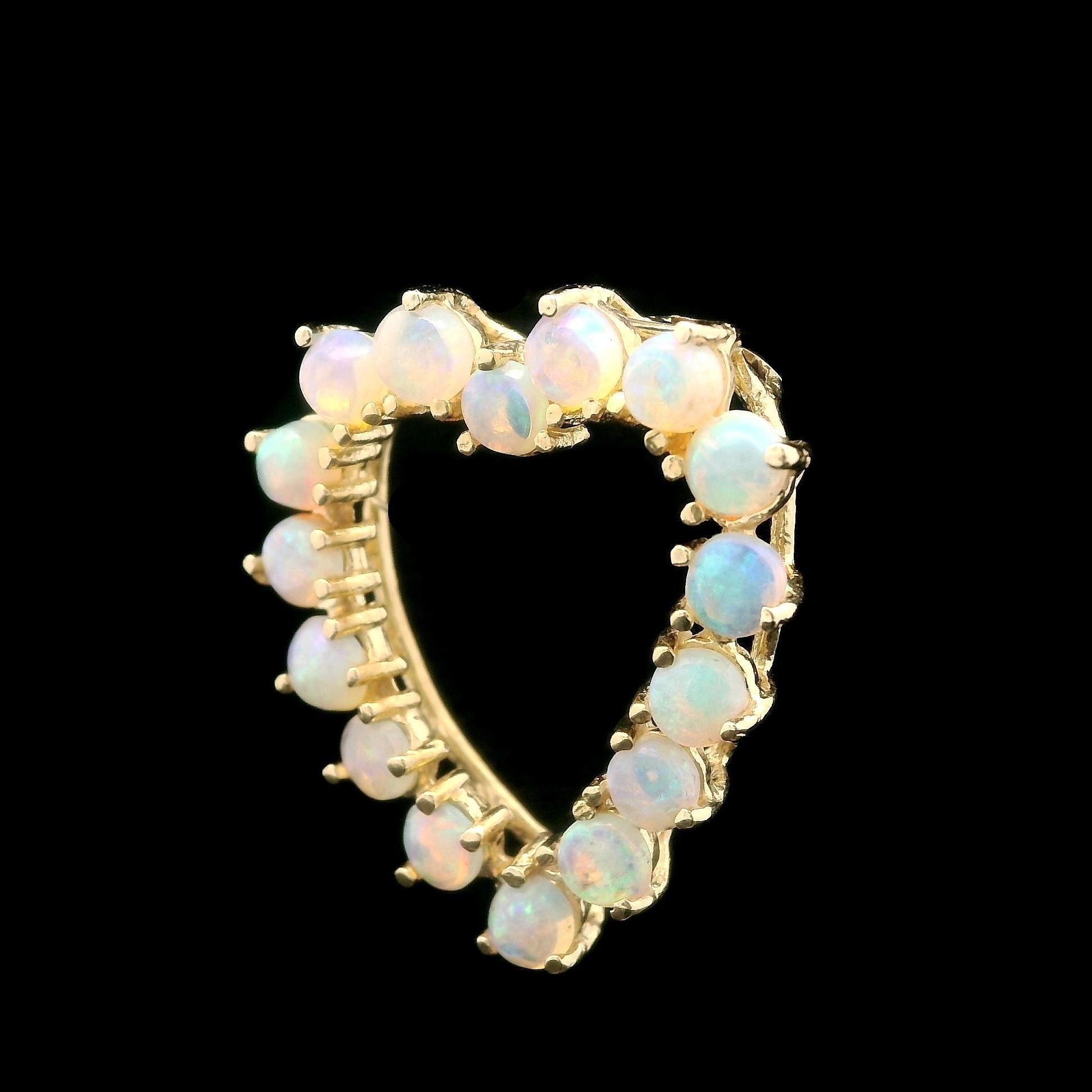 Pendentif en or jaune 14k avec cabochon rond et opale en forme de coeur ouvert Pour femmes en vente