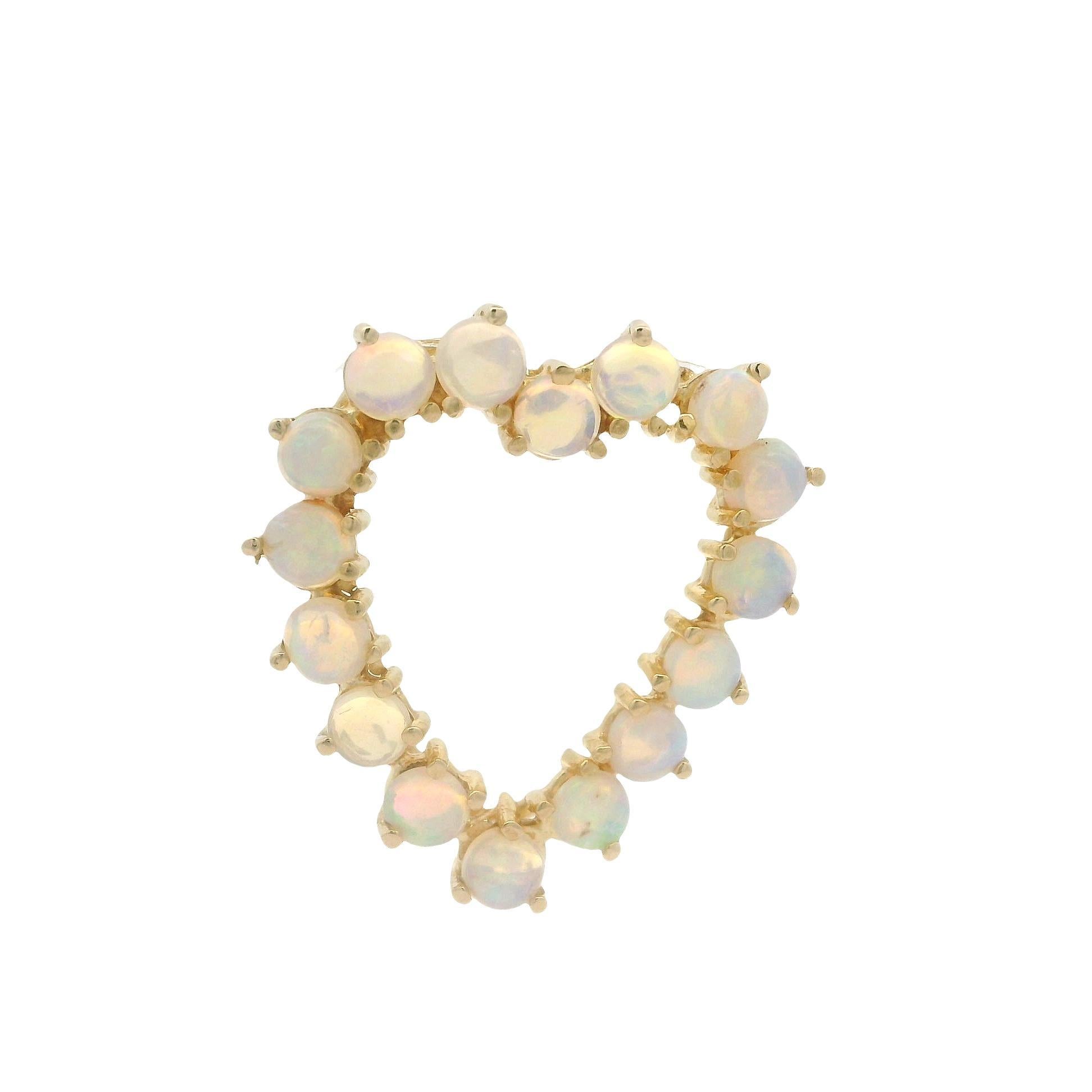Pendentif en or jaune 14k avec cabochon rond et opale en forme de coeur ouvert en vente 1
