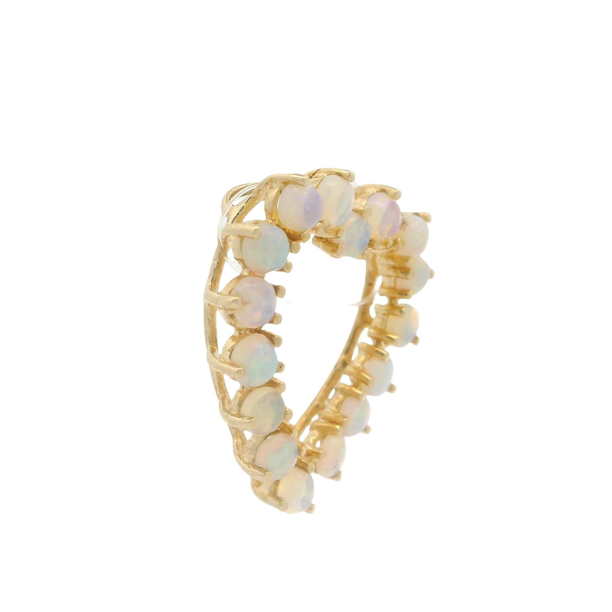 Pendentif en or jaune 14k avec cabochon rond et opale en forme de coeur ouvert en vente 2