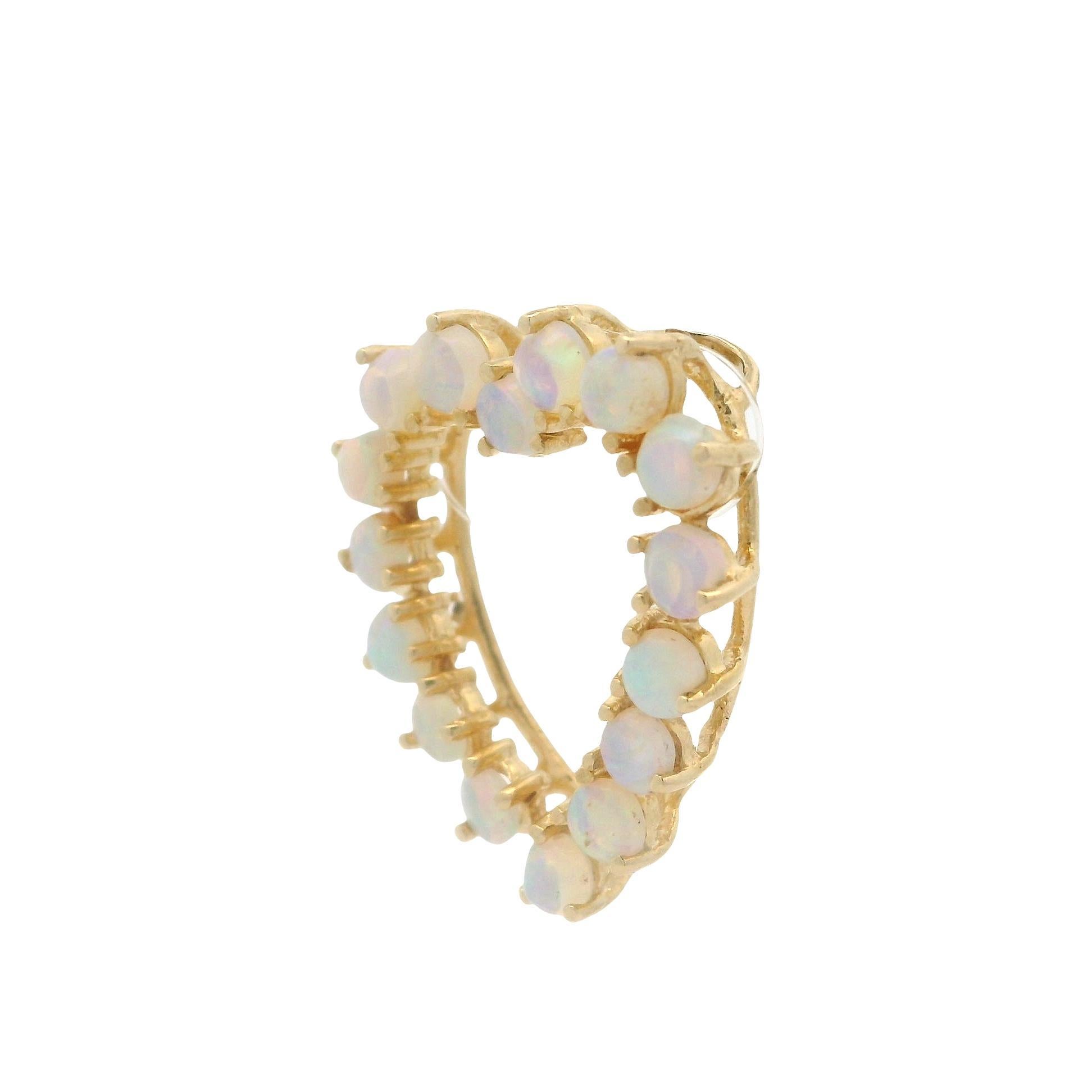 Pendentif en or jaune 14k avec cabochon rond et opale en forme de coeur ouvert en vente 3