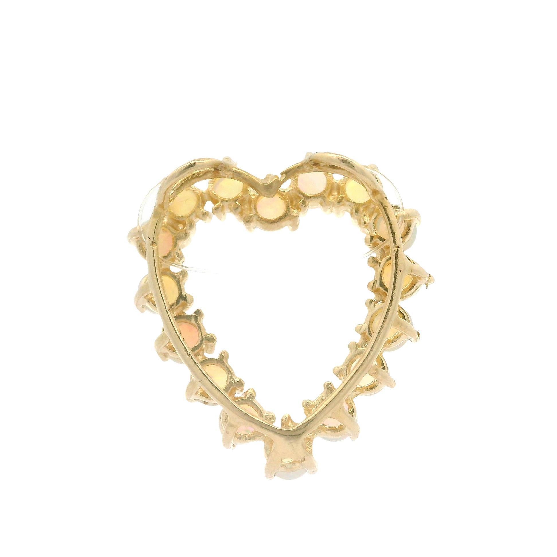 Pendentif en or jaune 14k avec cabochon rond et opale en forme de coeur ouvert en vente 4