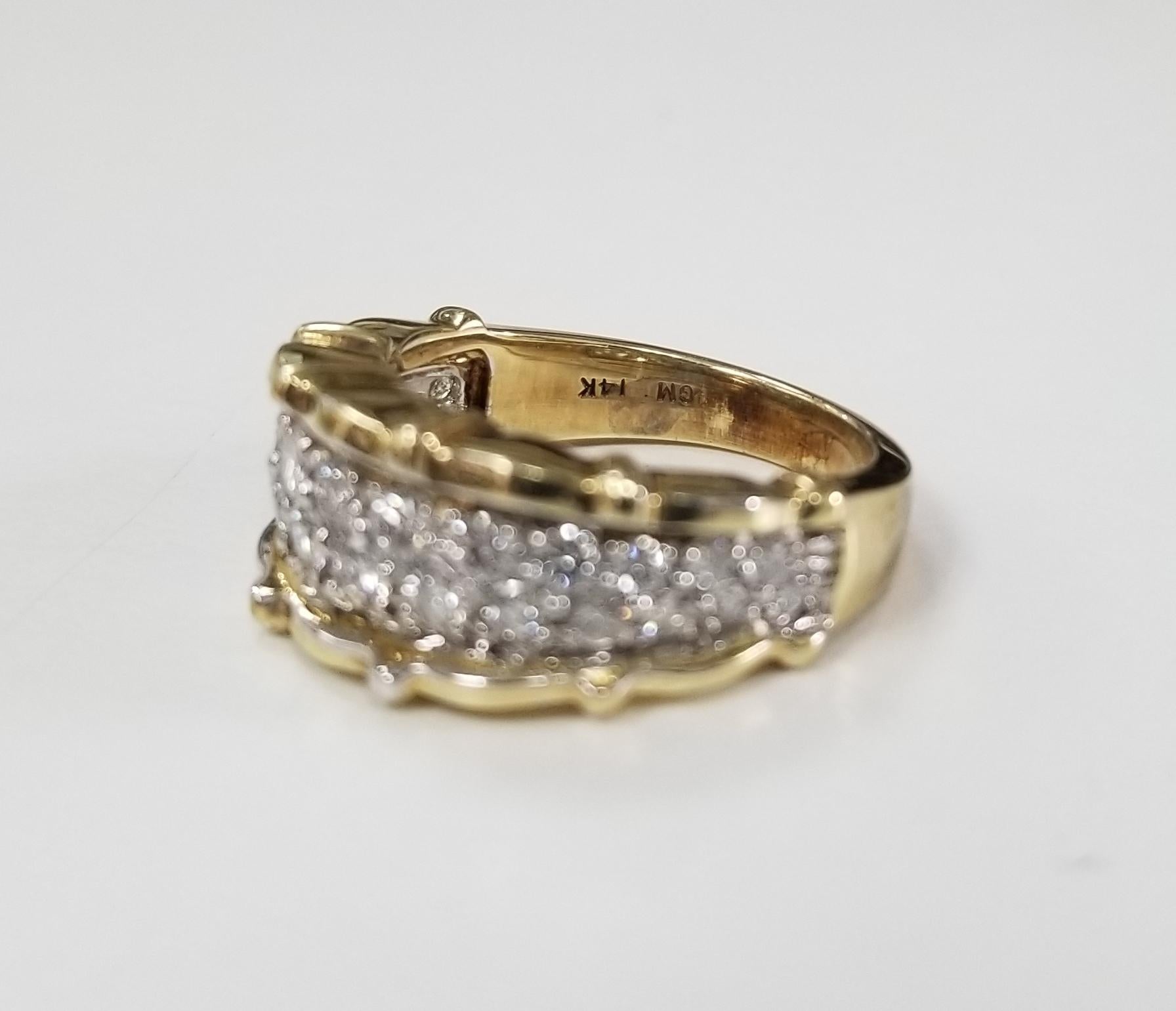 Ehering aus 14k Gelbgold, rund, mit Kannelierung und Pflasterung  26 runde Vollschliff-Diamanten; Farbe 