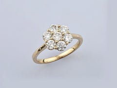 Anillo de flor con ramilletes de diamantes de talla redonda en oro amarillo de 14 quilates