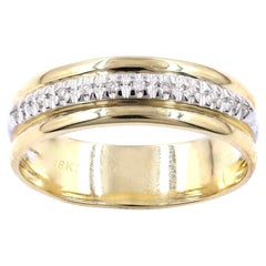 Anillo de oro amarillo de 14 quilates con acentos acanalados de diamantes talla redonda