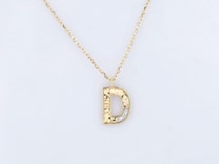 Collana con ciondolo a forma di "D" in oro giallo 14 carati con diamante a taglio rotondo