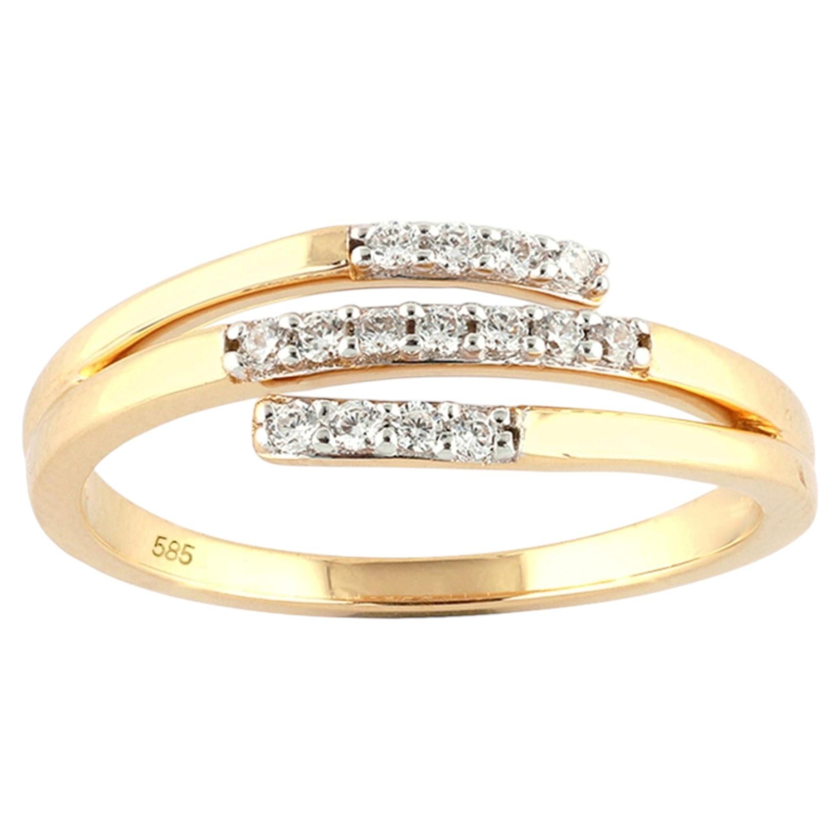Anillo de oro amarillo de 14 quilates con triple fila de diamantes de corte redondo