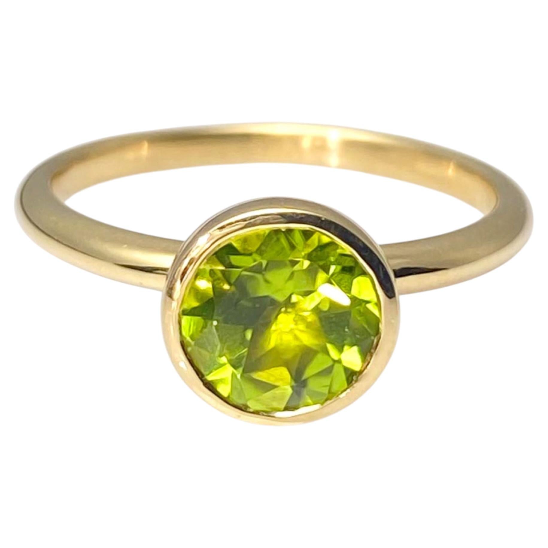 Anello solitario con peridoto taglio rotondo e castone in oro giallo 14K