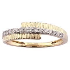 Anillo de oro amarillo de 14 quilates con diamantes acanalados de corte redondo