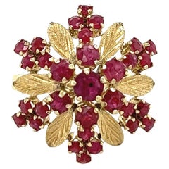 Bague de style rose en or jaune 14 carats avec fleurs en or sculpté et rubis taille ronde en grappe