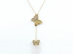 Collar con colgante redondo de diamantes en oro amarillo de 14K con dos mariposas colgantes