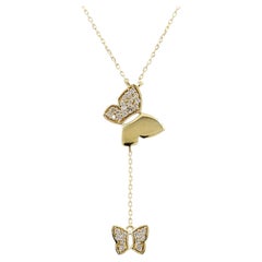 Collar con colgante redondo de diamantes en oro amarillo de 14K con dos mariposas colgantes