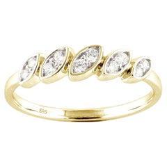 Anello a fascia ondulata in oro giallo 14K con diamanti rotondi a forma di marquise