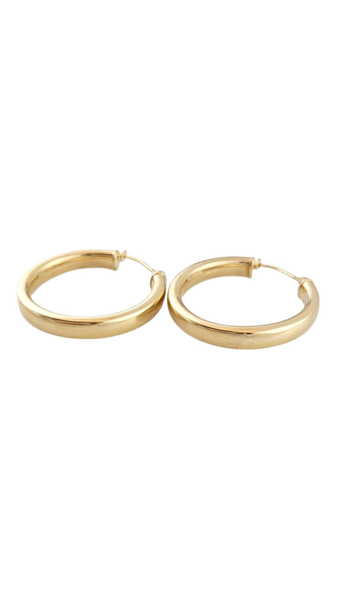 Classic set of gorgeous 14K gold hoop earrings!

Size: 25.4mm X 25.4mm X 3.8mm

Weight: 1.71 g/ 1.1 dwt

Hallmark: 14K JCU

Very good condition, professionally polished.

Will come packaged in a gift box or pouch (when possible) and will be shipped