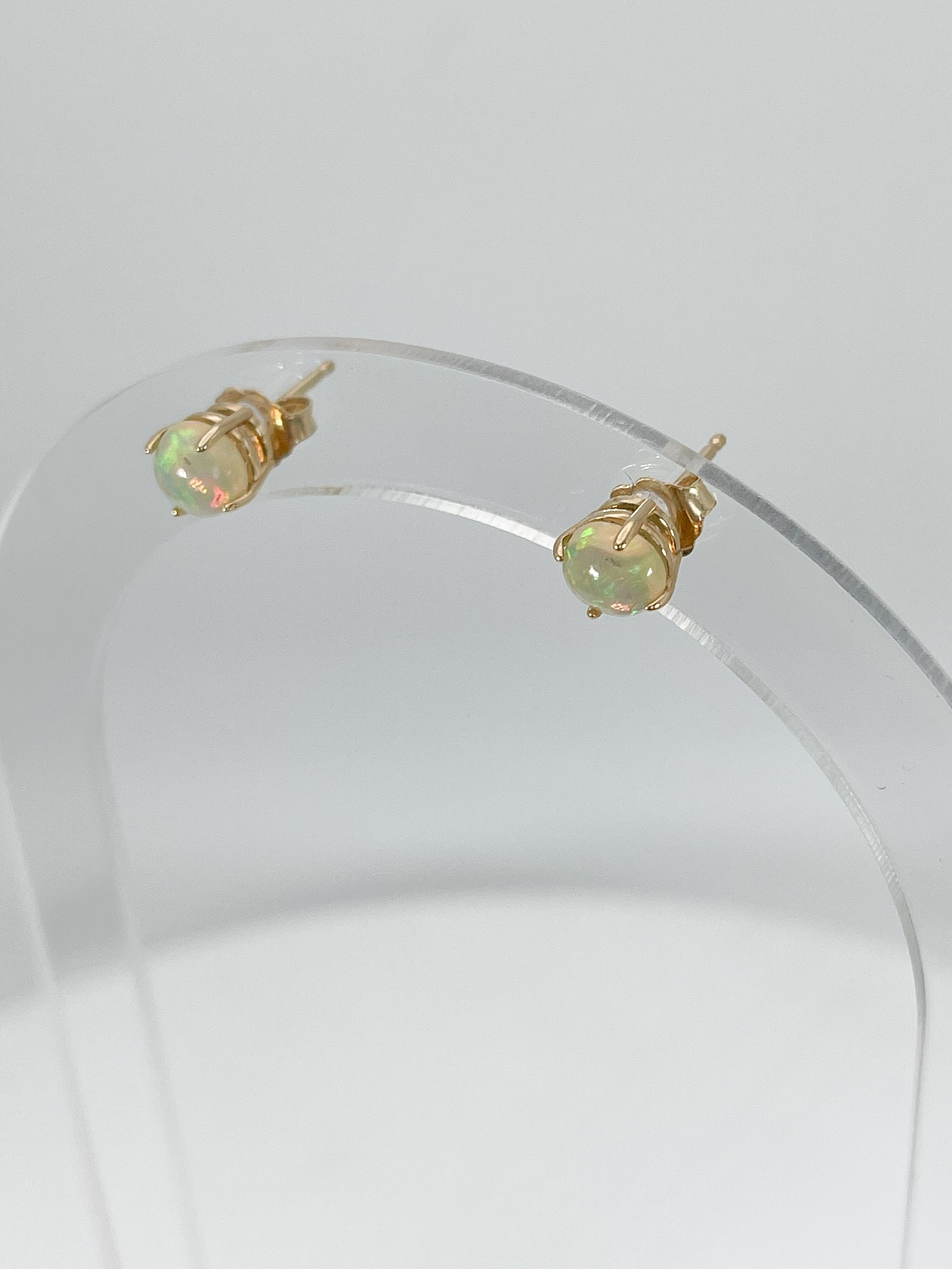 14K Yellow Gold Round Opal Stud Earrings In New Condition For Sale In Stuart, FL