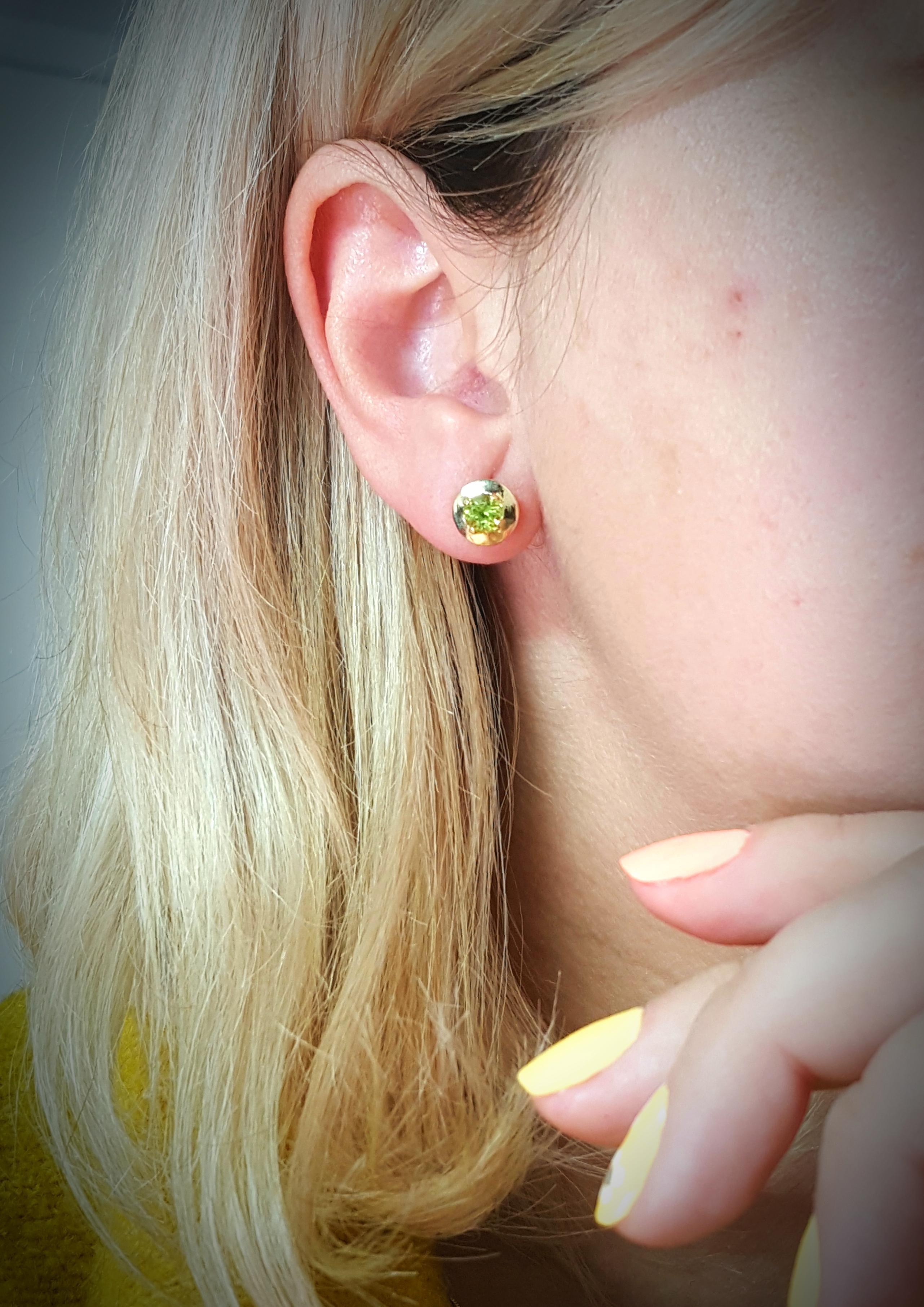 Modern 14 Karat Yellow Gold Round Peridot Stud Earrings For Sale