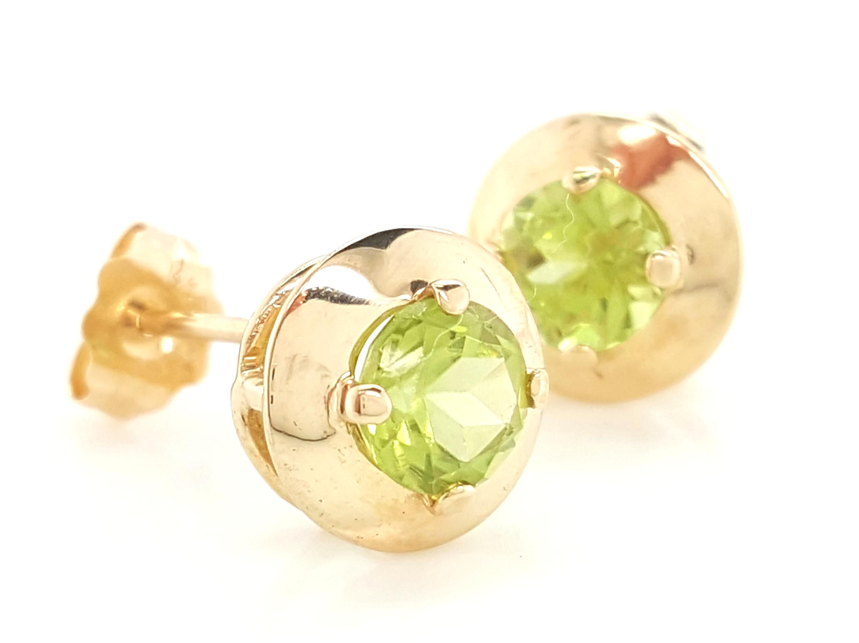 14 Karat Yellow Gold Round Peridot Stud Earrings In Good Condition For Sale In Addison, TX