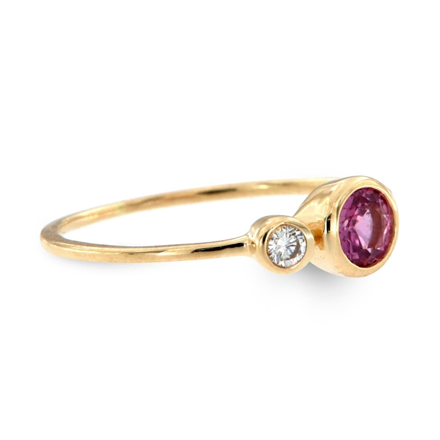 Taglio rotondo Anello d'epoca in oro 14 carati con zaffiro rosa rotondo e diamante centrale, 1/3 di carato in vendita