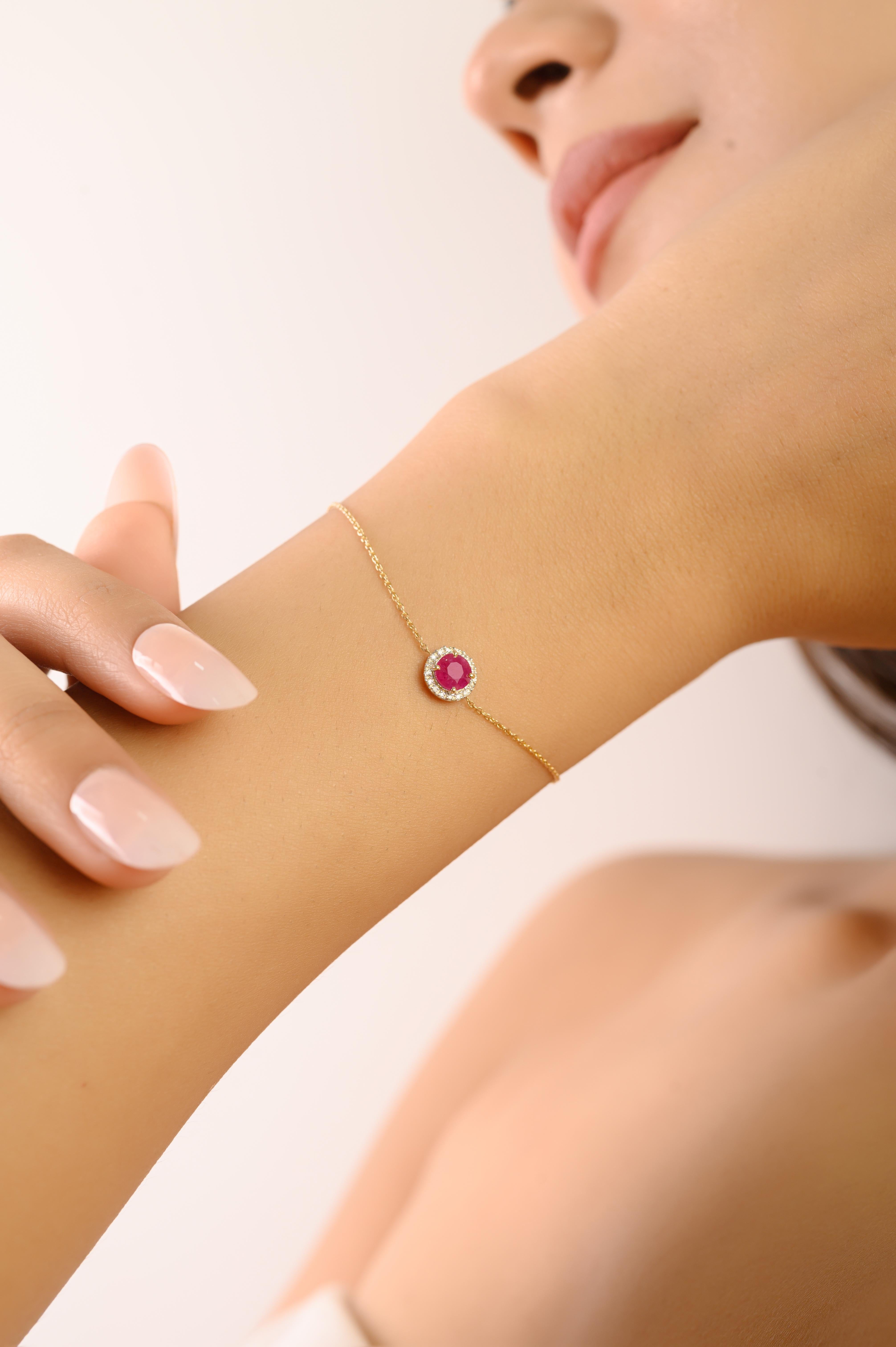 Questo elegante bracciale presenta un rubino naturale a taglio rotondo del peso di 0,65 carati, circondato da un'aureola di diamanti rotondi a brillante per un totale di 0,06 carati. Le pietre sono incastonate in oro giallo 14K con un'incastonatura