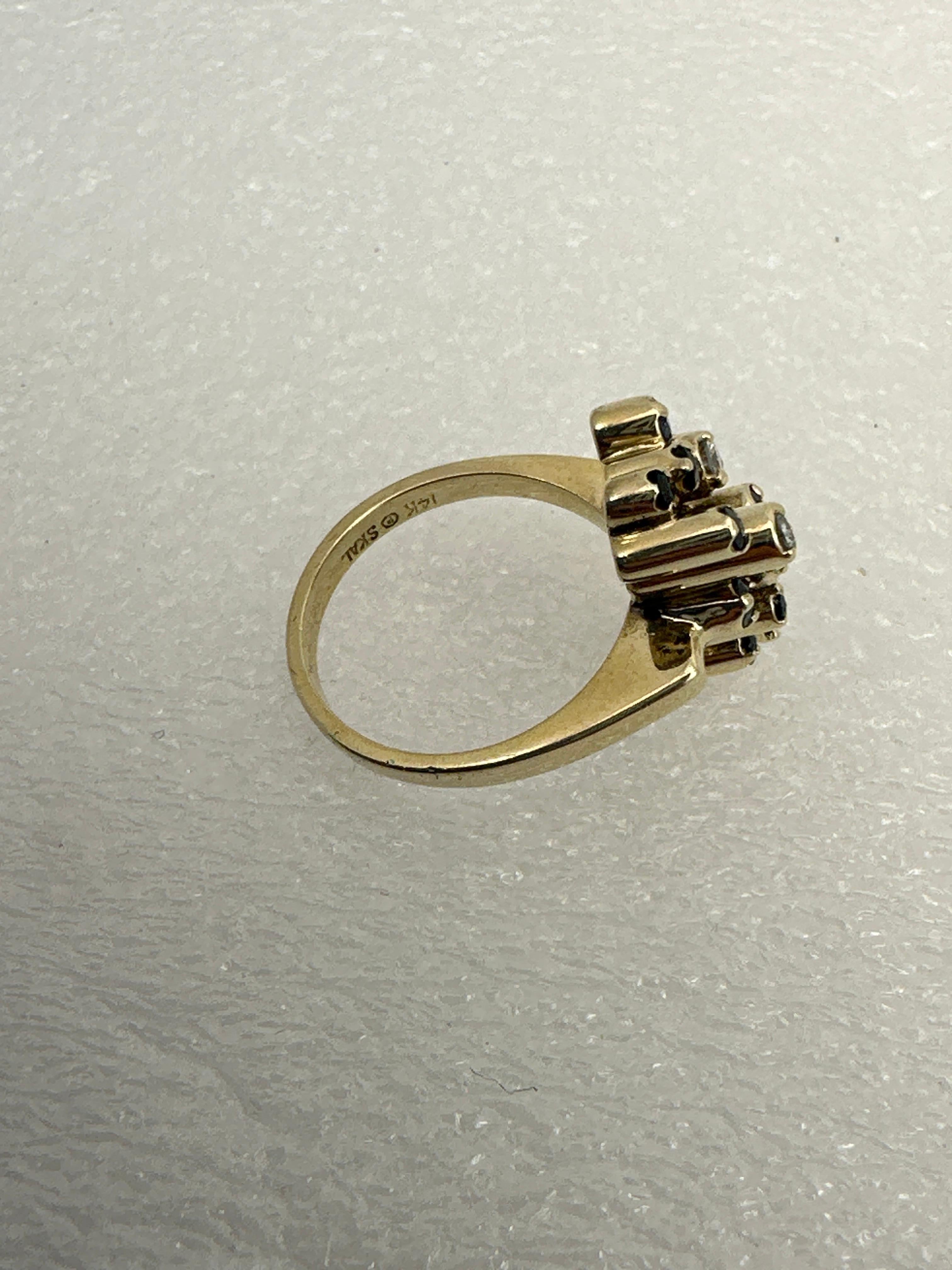 14k Yellow Gold ~ Round Sapphire and Diamond Ring ~ Size 6 1/4 In Excellent Condition For Sale In Las Vegas, NV