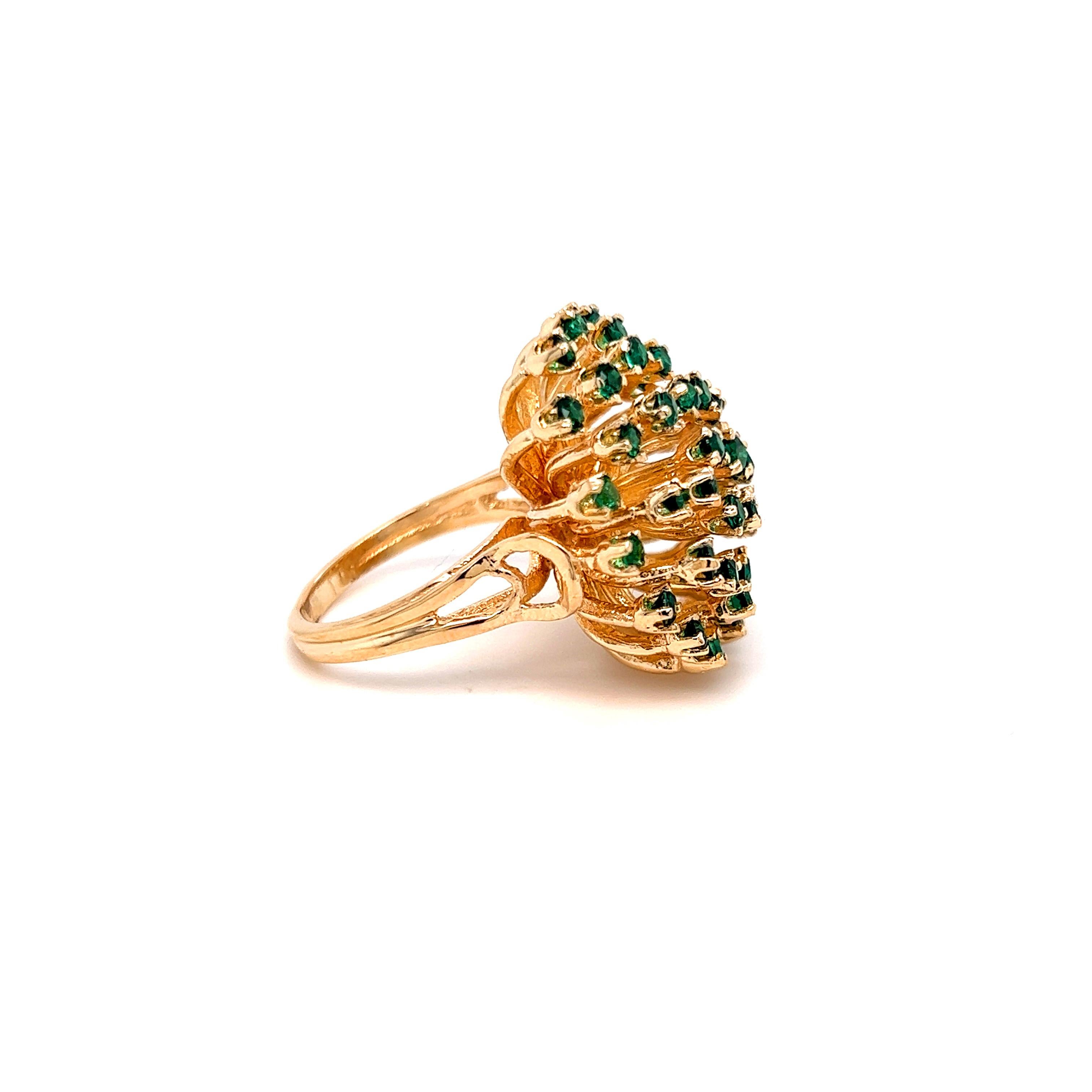 14K Gelbgold Runde Form Tiefgrüne Smaragde Cocktail Ring (Moderne) im Angebot