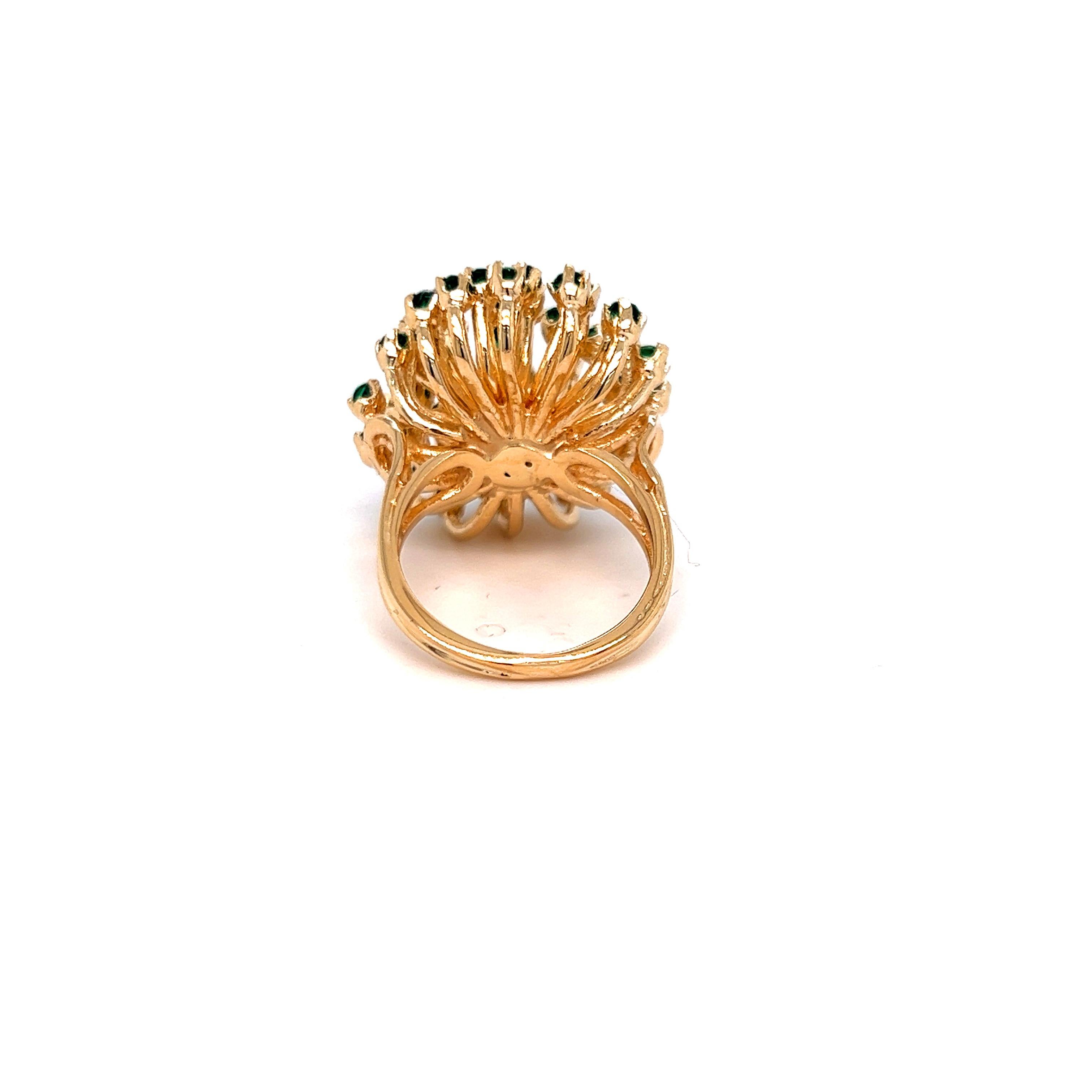 14K Gelbgold Runde Form Tiefgrüne Smaragde Cocktail Ring (Rundschliff) im Angebot