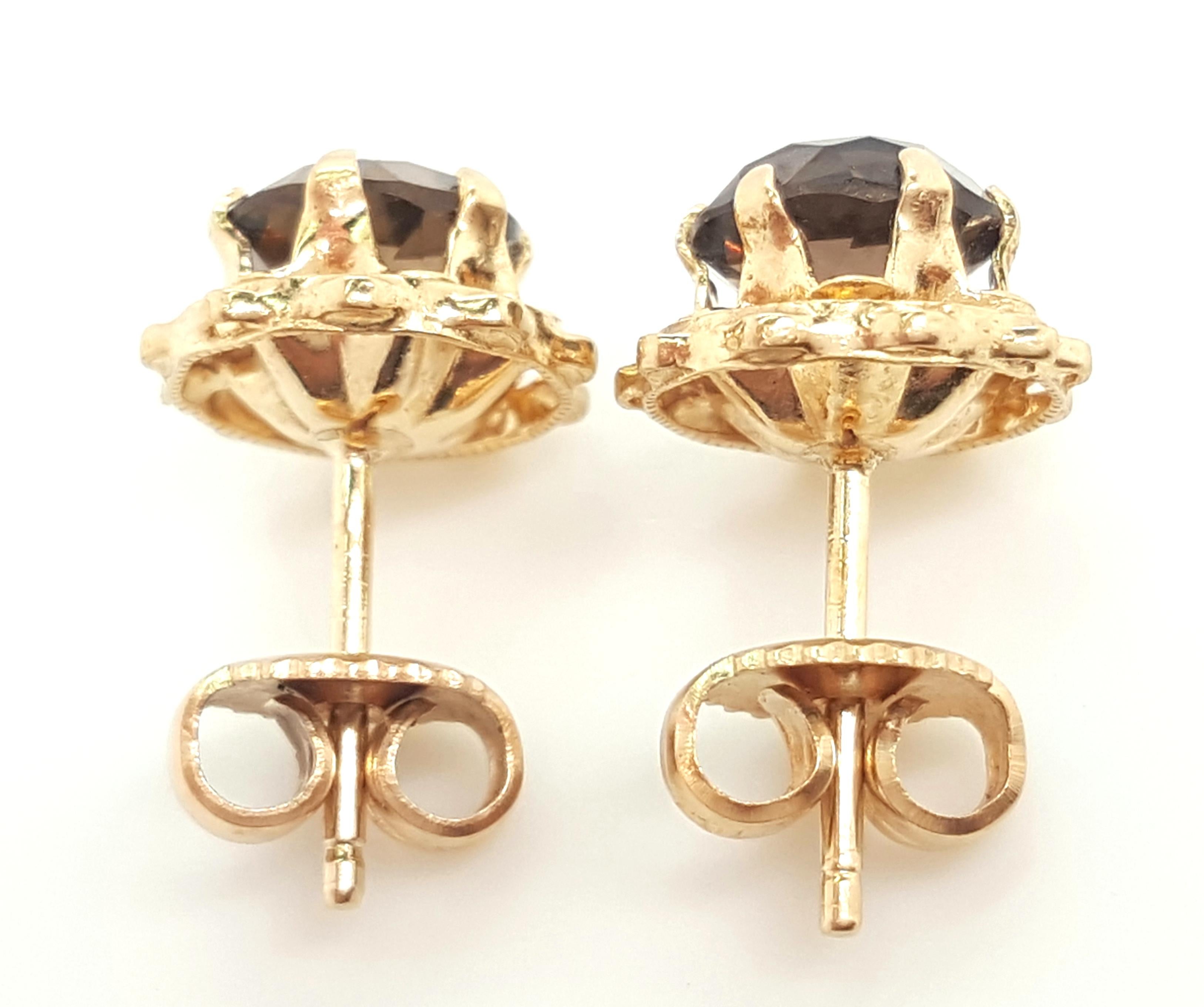 14 Karat Yellow Gold Round Smokey Quartz Stud Earrings In Good Condition For Sale In Addison, TX