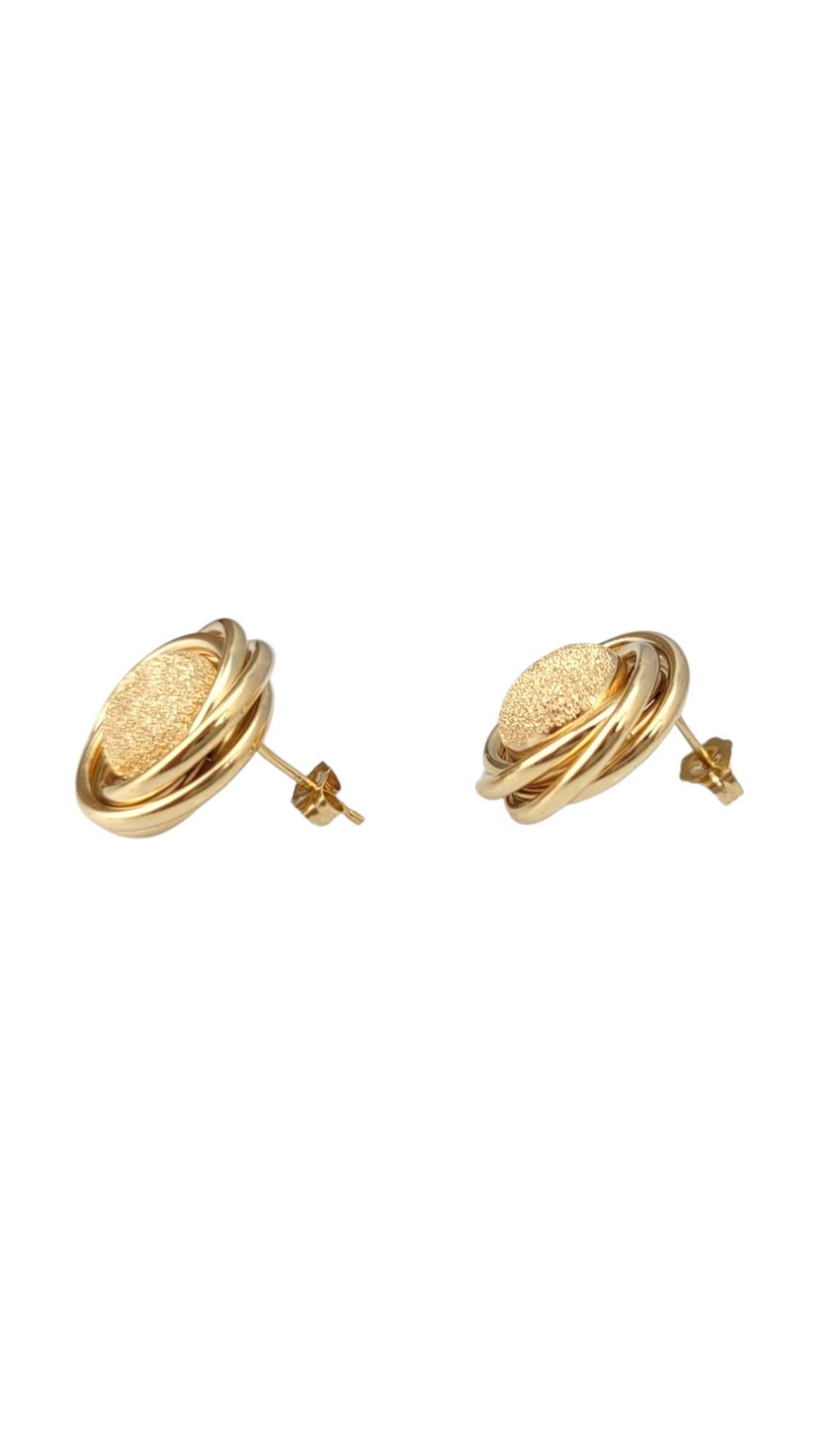 14K Yellow Gold Round Sparkle Button Earrings -

These vintage 14K yellow gold round earrings exude timeless charm with their classic silhouette and rich, warm glow. Crafted with attention to detail, they offer a refined, nostalgic elegance—perfect
